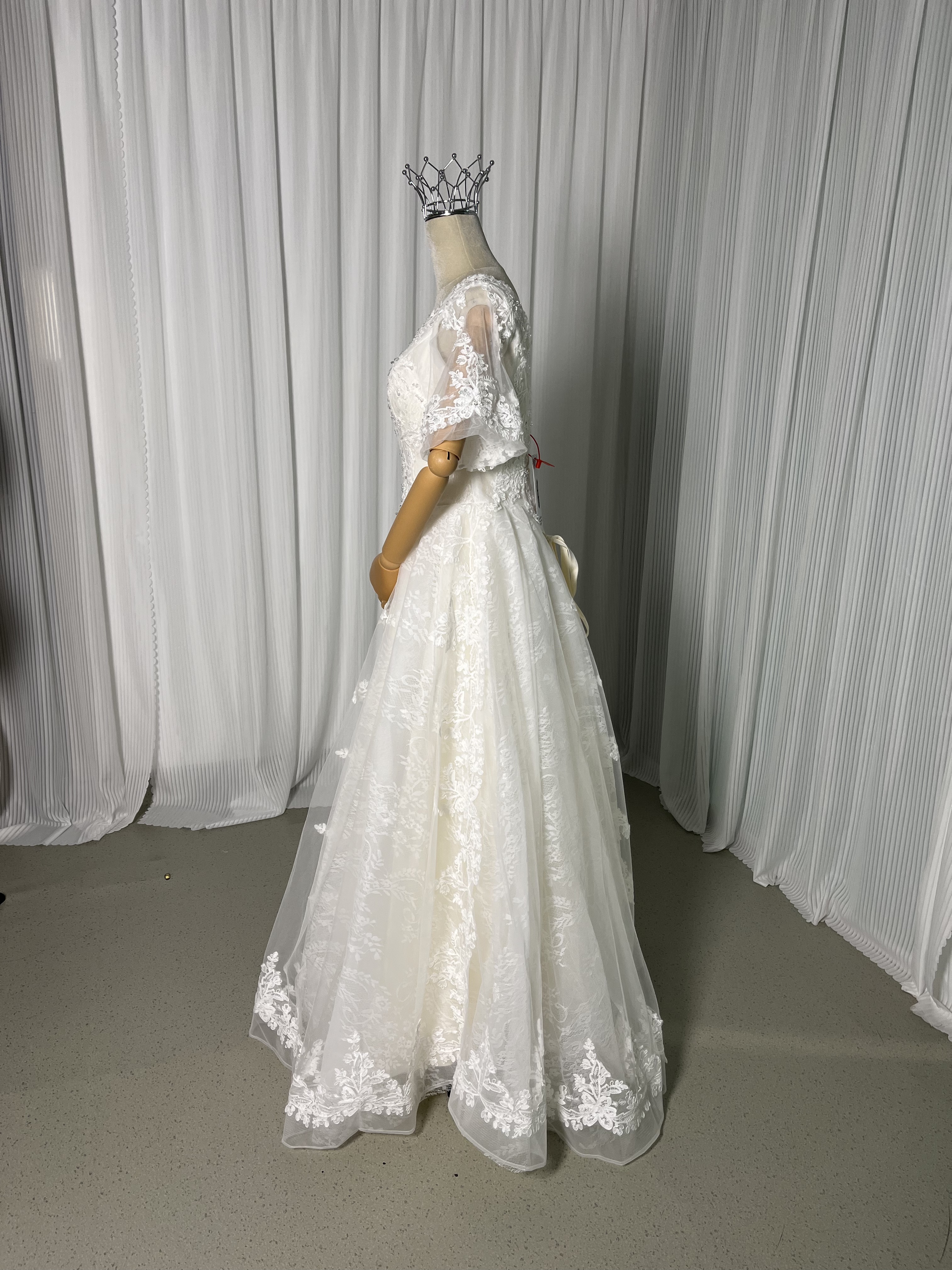 ウェディングドレス Vネック ロング キラキラ光る刺繍 編み上げ 可愛い 結婚式 前撮り