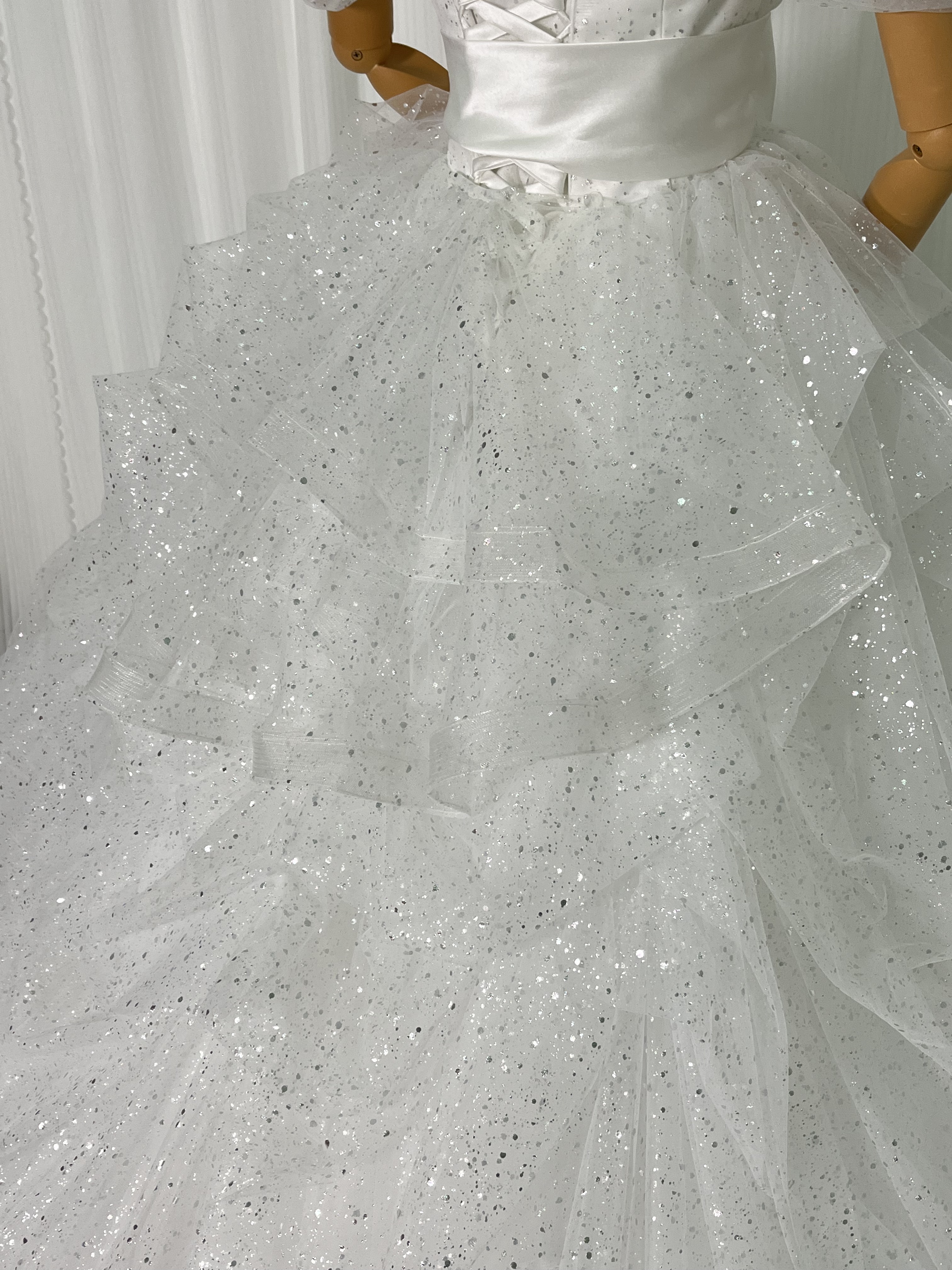 美品！ウェディングドレス オフショルダー キラキラグリッターチュール サッシュベルト ラッフルフリル 結婚式