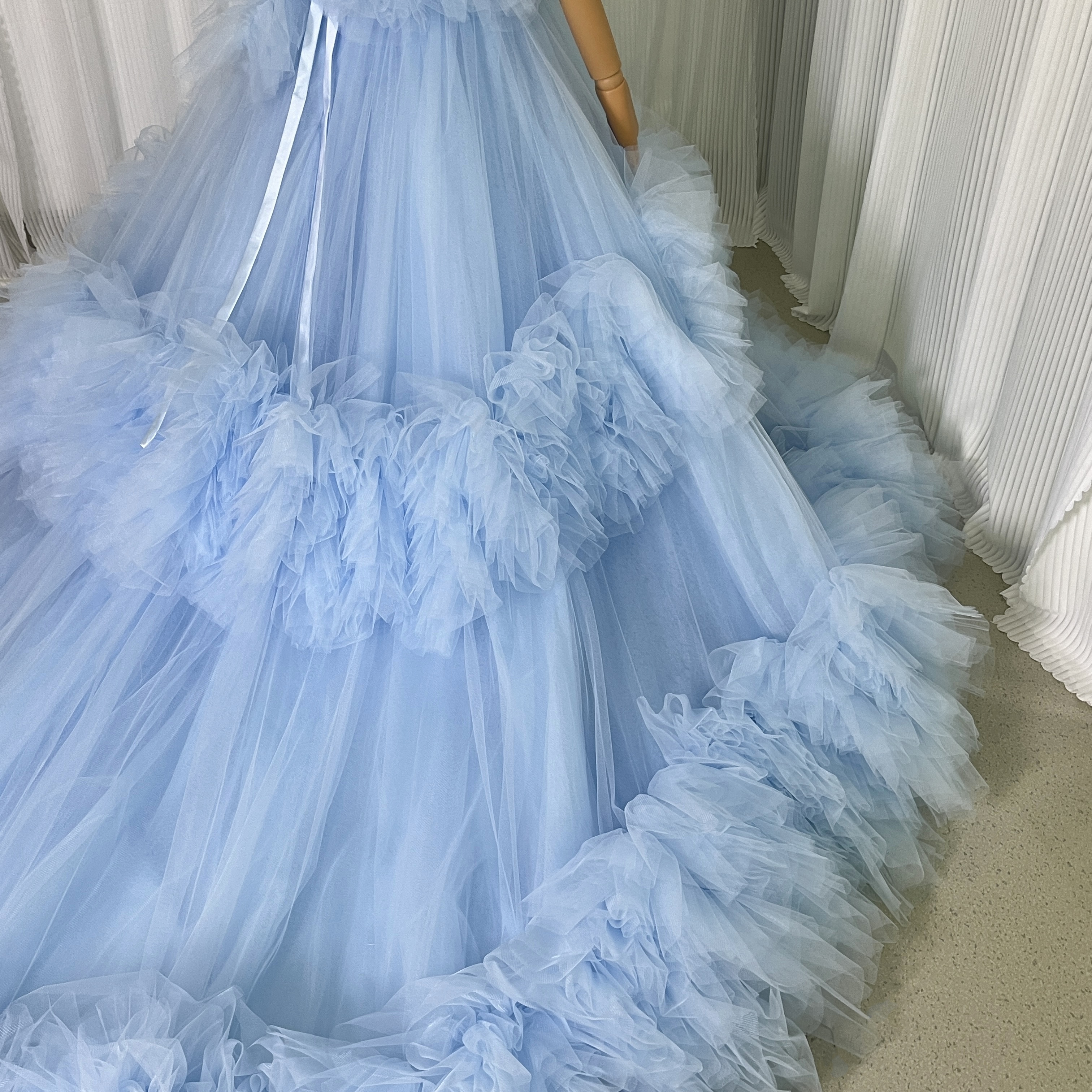 豪華！カラードレス ブルー ベアトップ フリル袖 キラキラスパンコール 花モチーフ ラッフルフリル 編み上げ 前撮り