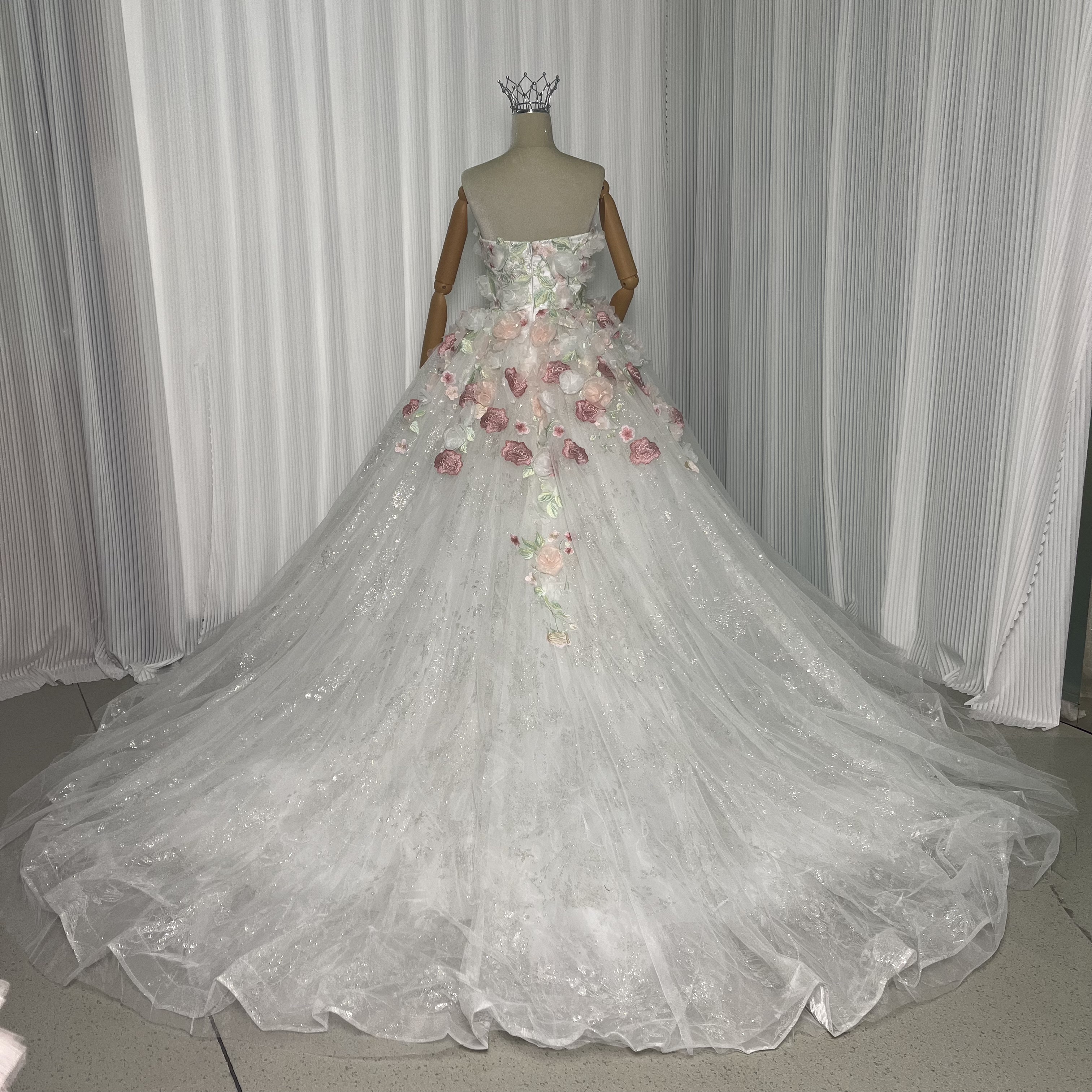 美品！ウエディングドレス 花モチーフ キラキラ光る刺繍 ベアトップ 華やかなトレーン 優雅 結婚式 前撮り