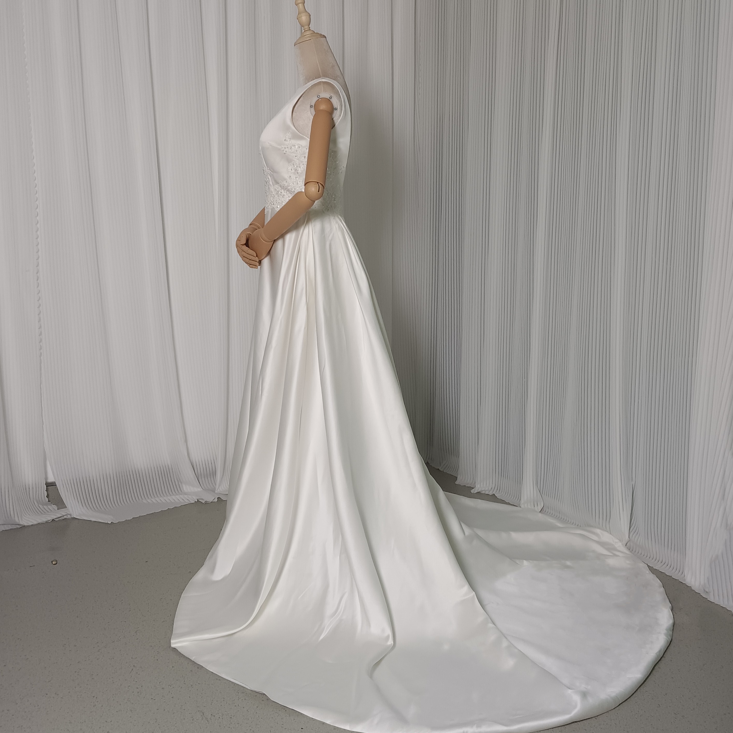 フランス風 ウエディングドレス ノースリーブ 繊細レース パール 背中見せ ロングトレーン 披露宴/結婚式