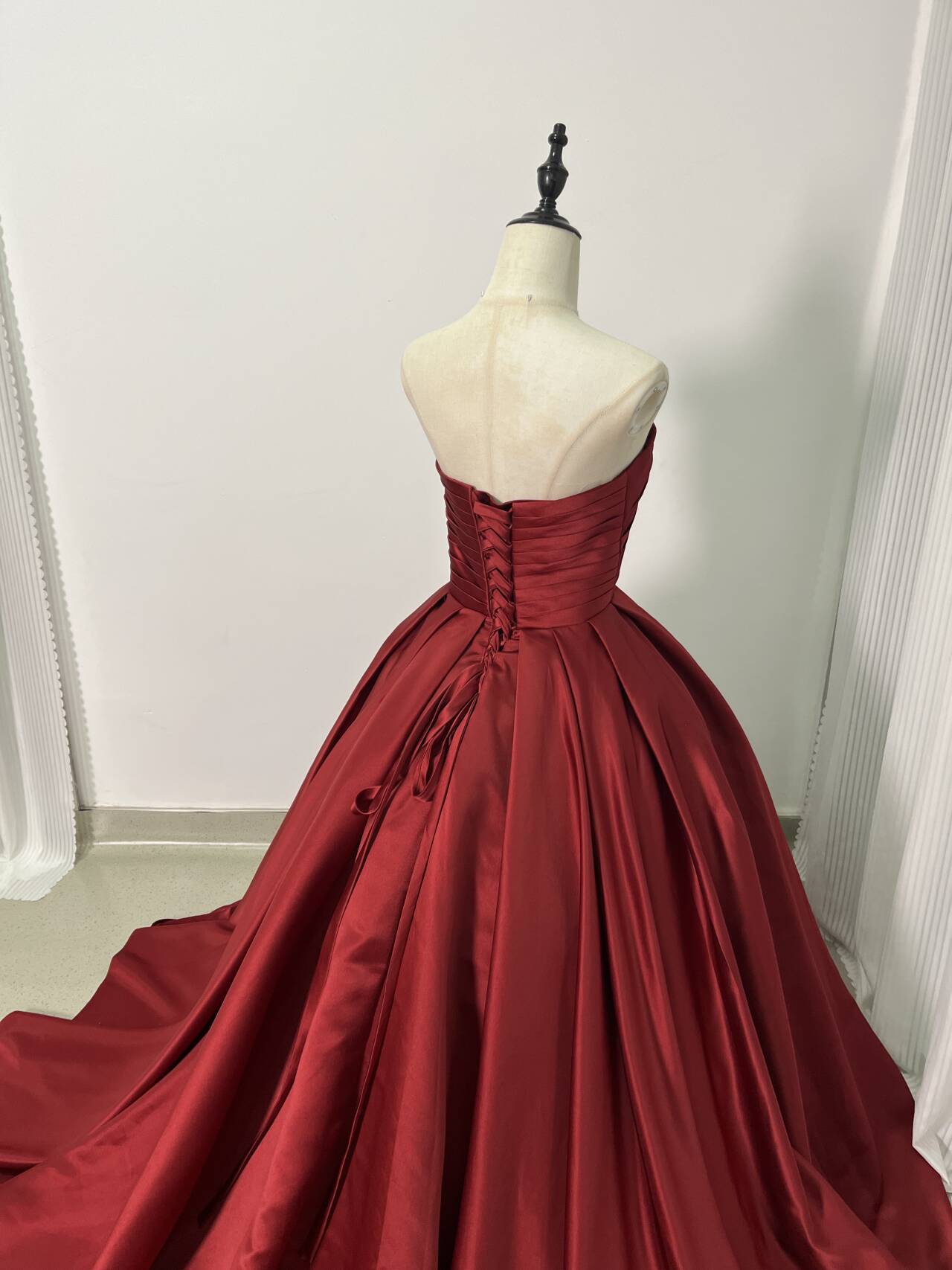 高品質！ワインレッド カラーマスタード ベアトップ トレーン 光沢  