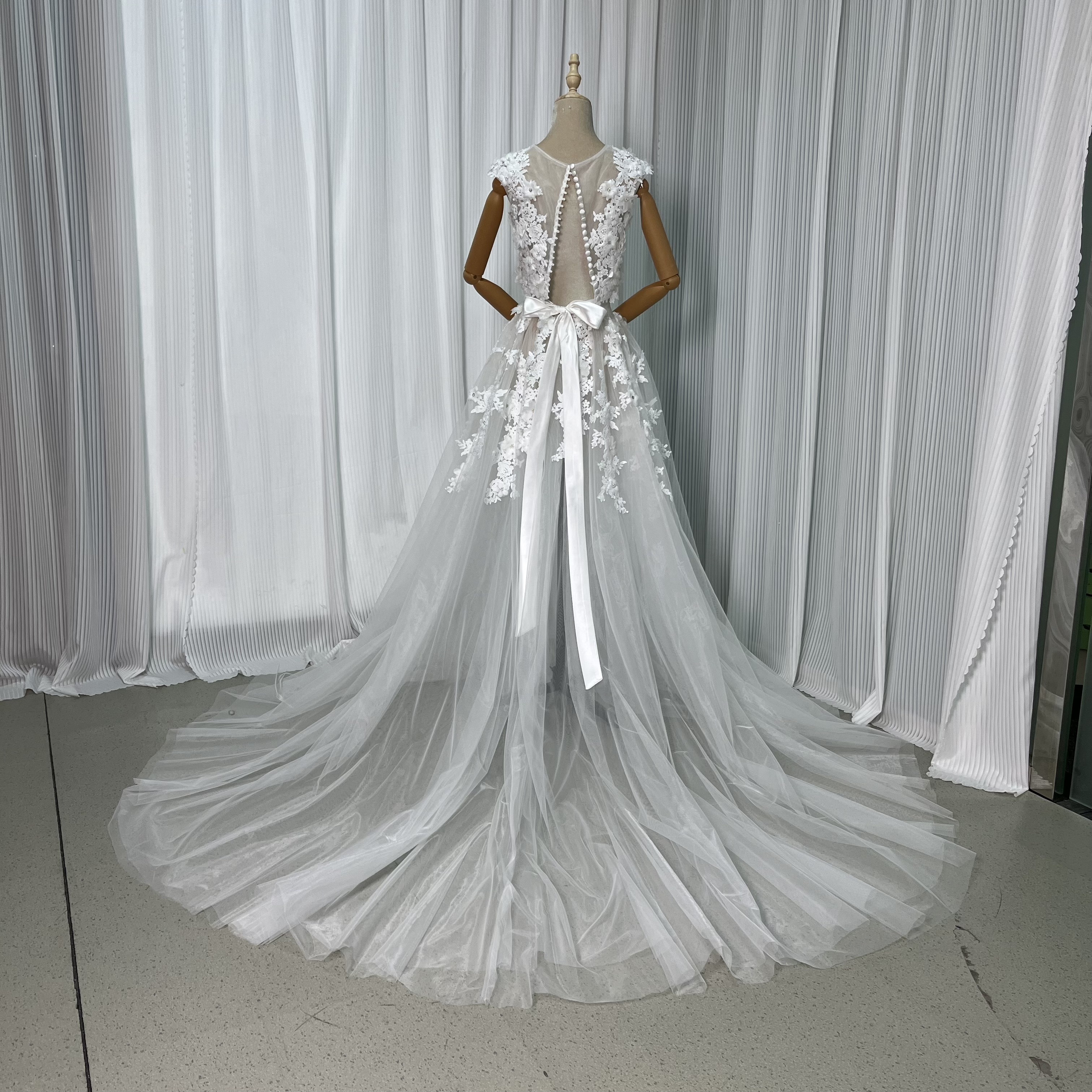 ウエディングドレス オーバードレス+トップス 3D立体レース刺繍 チュールスカート くるみボタン 披露宴/結婚式