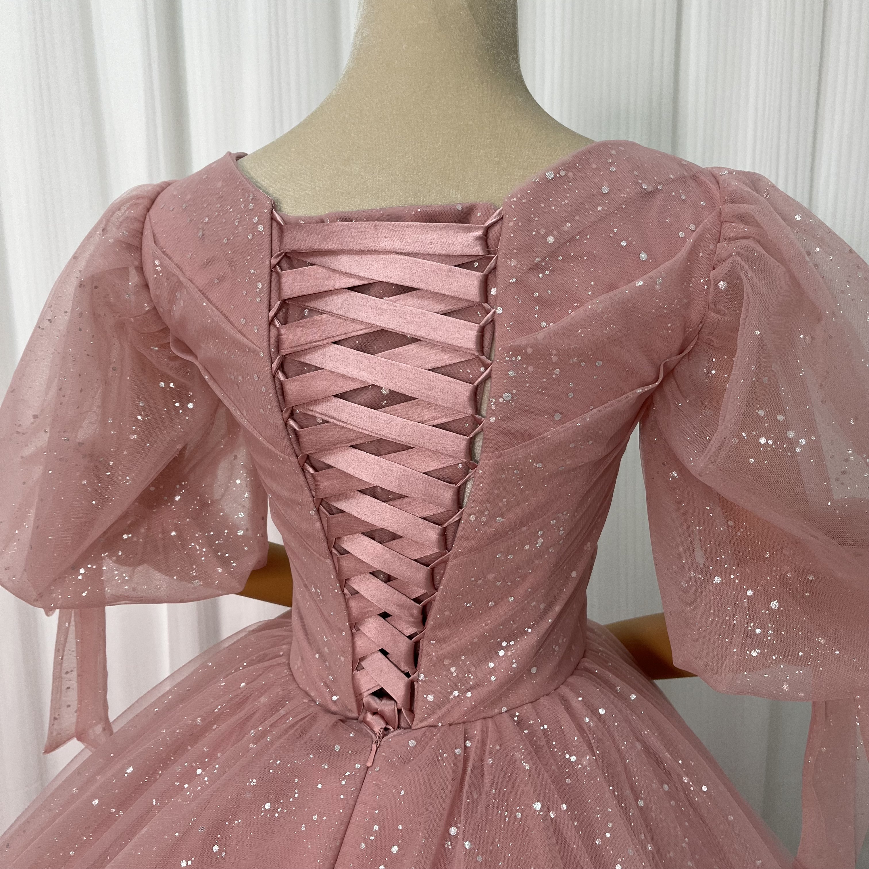 上品！カラードレス ピンク パフスリーブ キラキラグリッターチュール 編み上げ チュールドレス 花嫁