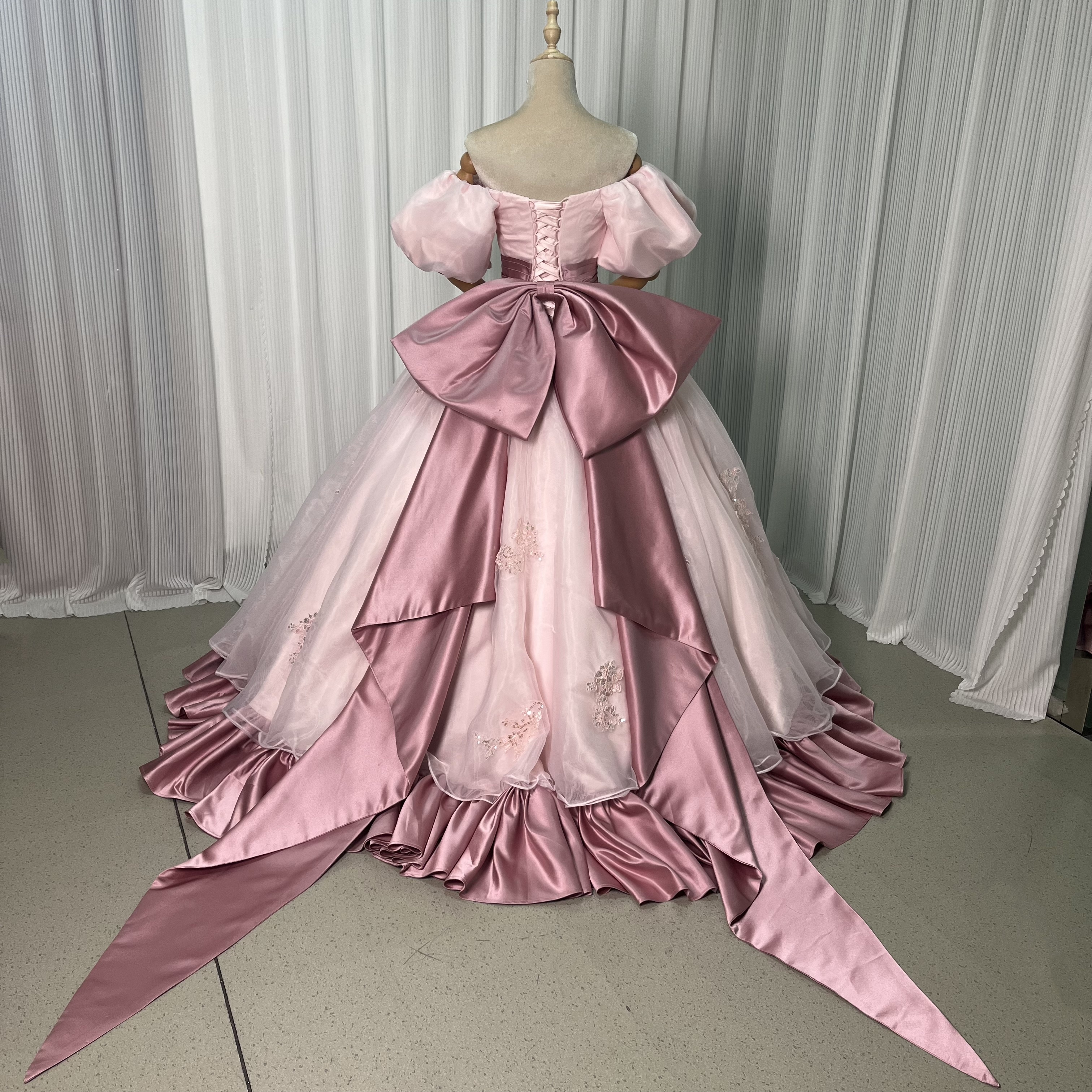 パーティードレス ピンク プリンセスライン オフショルダー キラキラ光る刺繍 豪華なバックリボン 可愛い 披露宴