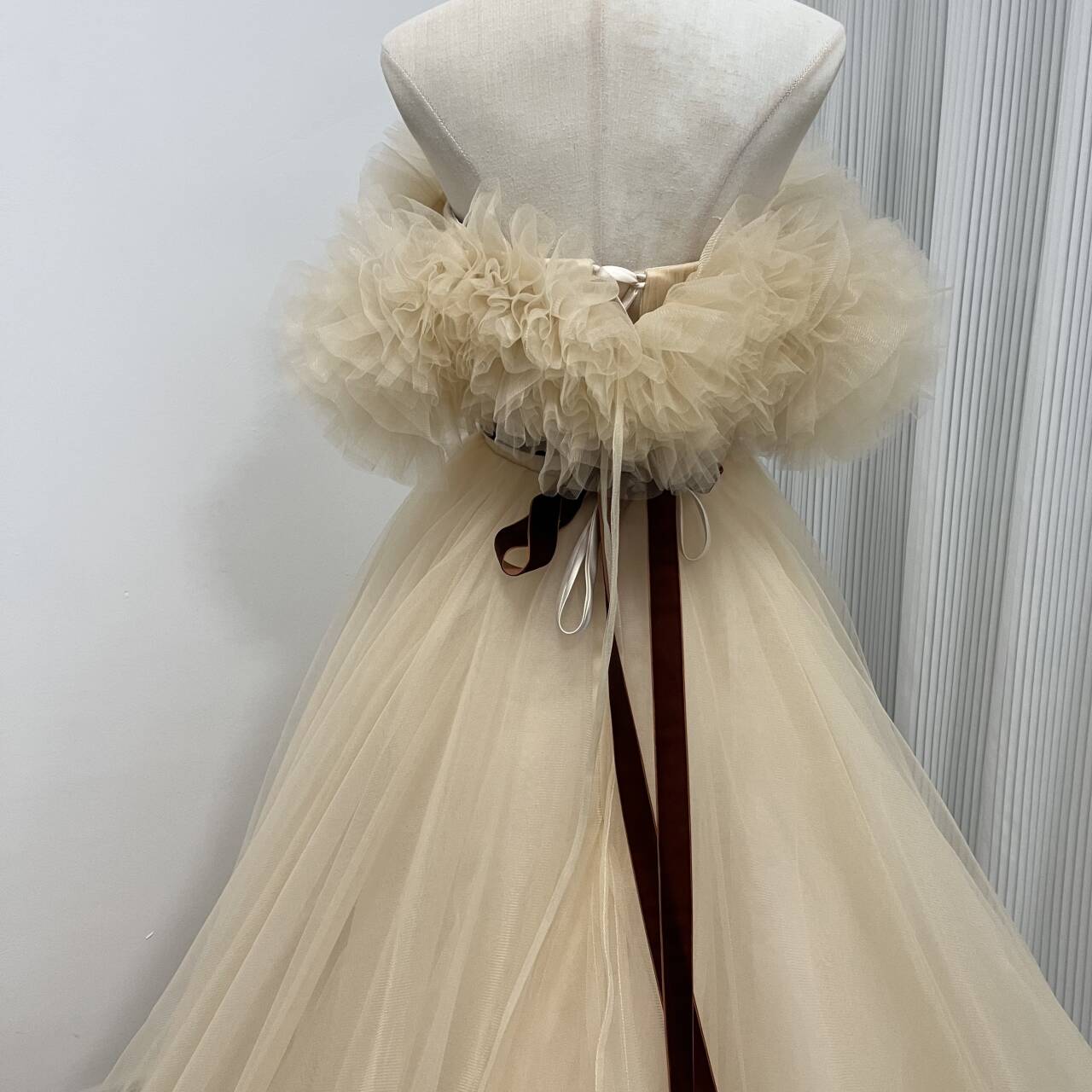人気上昇！カラードレス 薄シャンパンの色 ソフトチュール オフショルダー サッシュベルト 背中見せ クラシカル