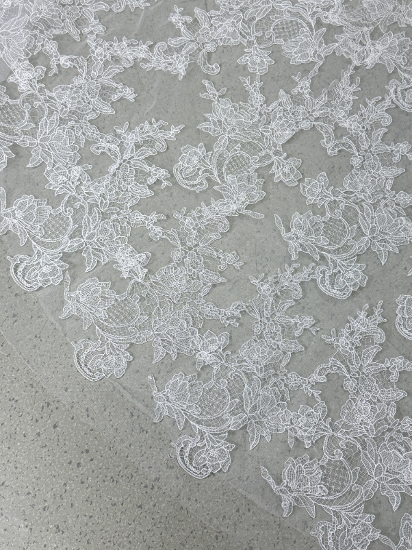 フランス風 ウェディングドレス ベアトップ 細見えシルエット 華やかなトレーン 流れる透け花レース 結婚式