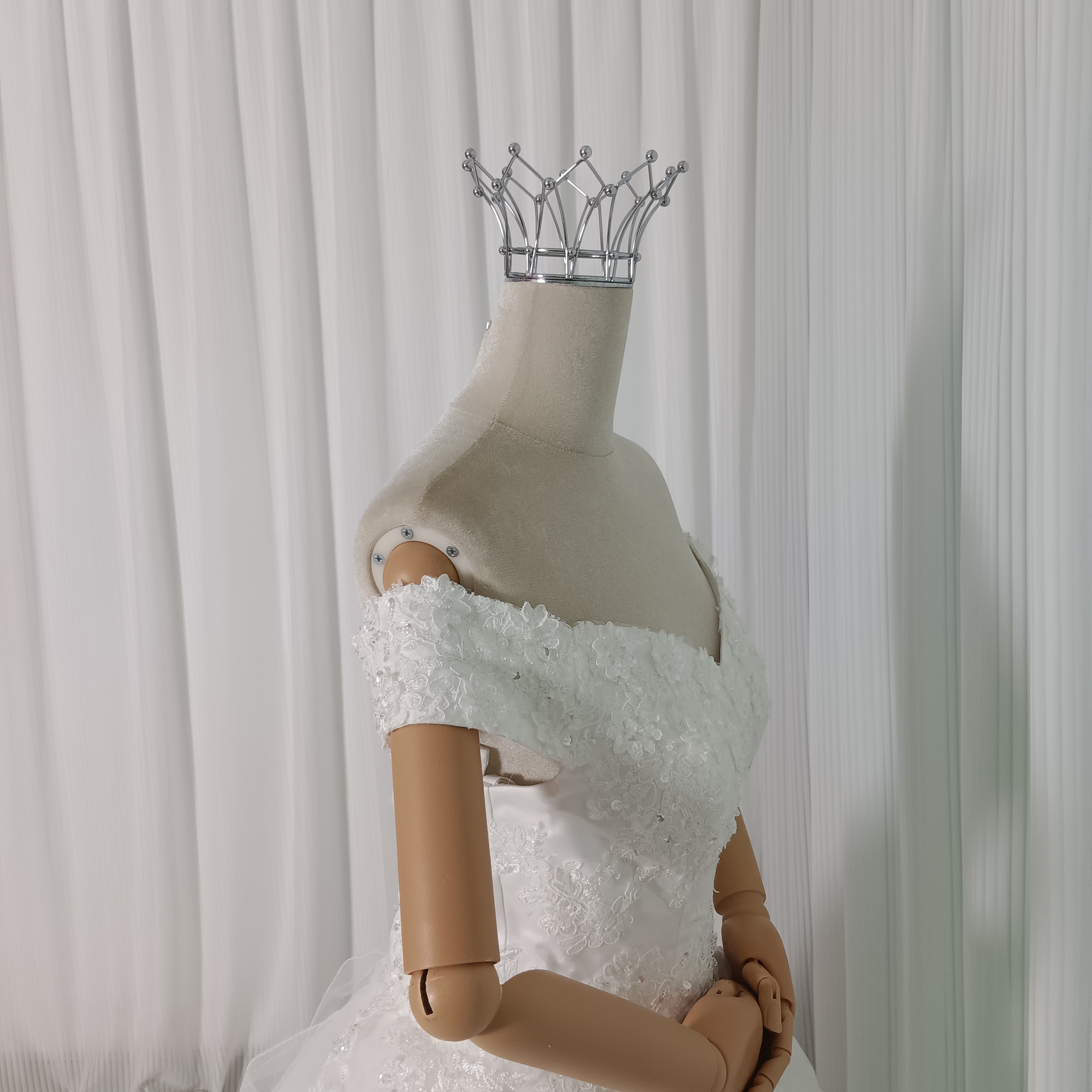 ウエディングドレス オフショルダー キラキラ光る刺繍 裾に繊細レースをあしらった 結婚式 華やかなトレーン
