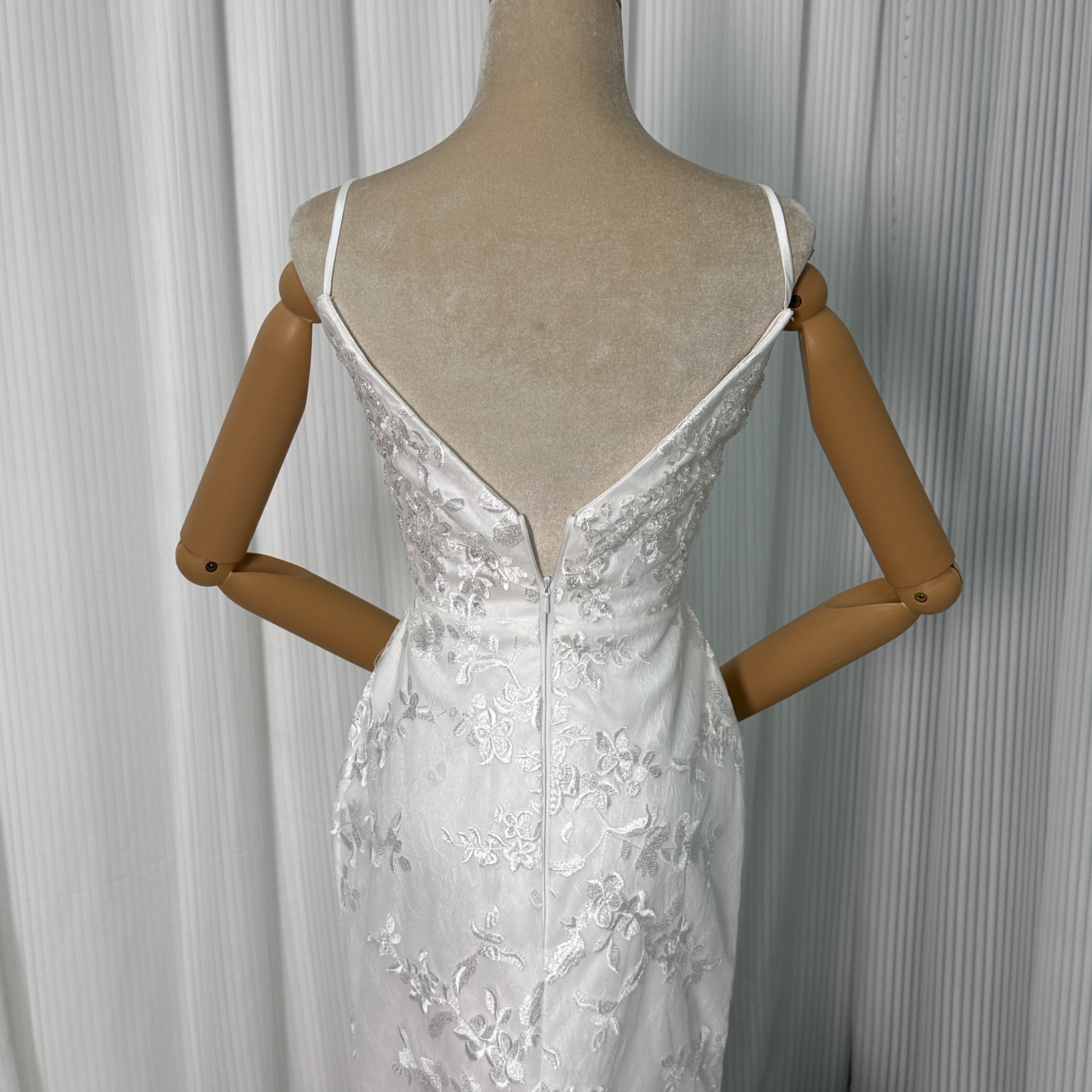 ウェディングドレス 贅沢な小花総レース キャミソール Vネック マーメイドライン 華やかなトレーン 披露宴