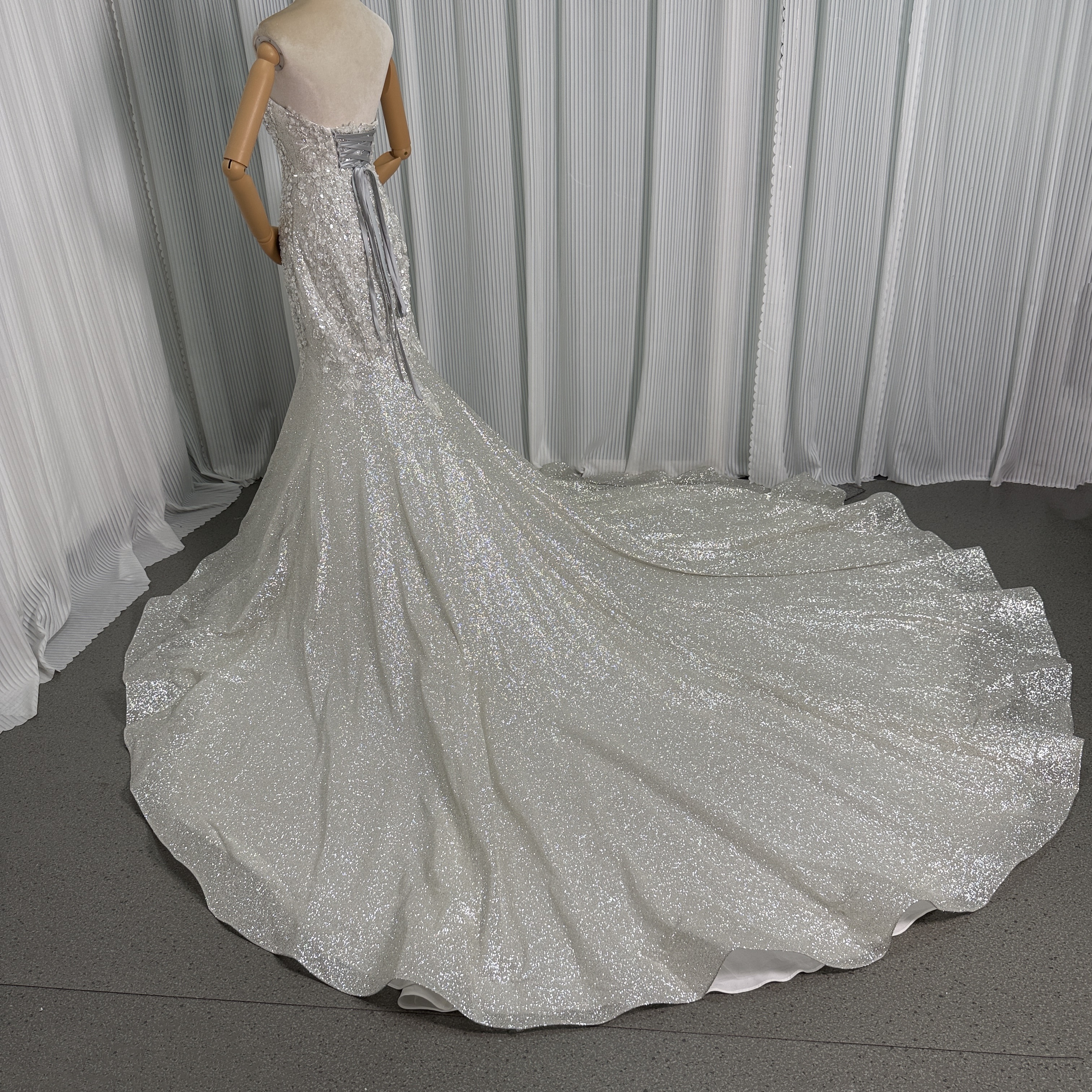 豪華！韓国風 ウエディングドレス ベアトップ マーメイドライン グリッタードレス ハンドメイド 結婚式 花嫁