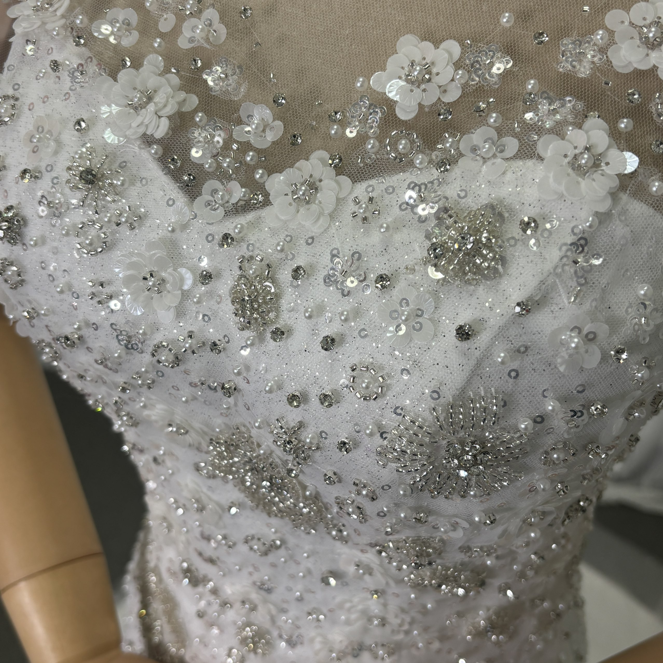 ウエディングドレス 3D立体レース刺繍 半袖 キラキラグリッターチュール マーメイドライン くるみボタン 結婚式