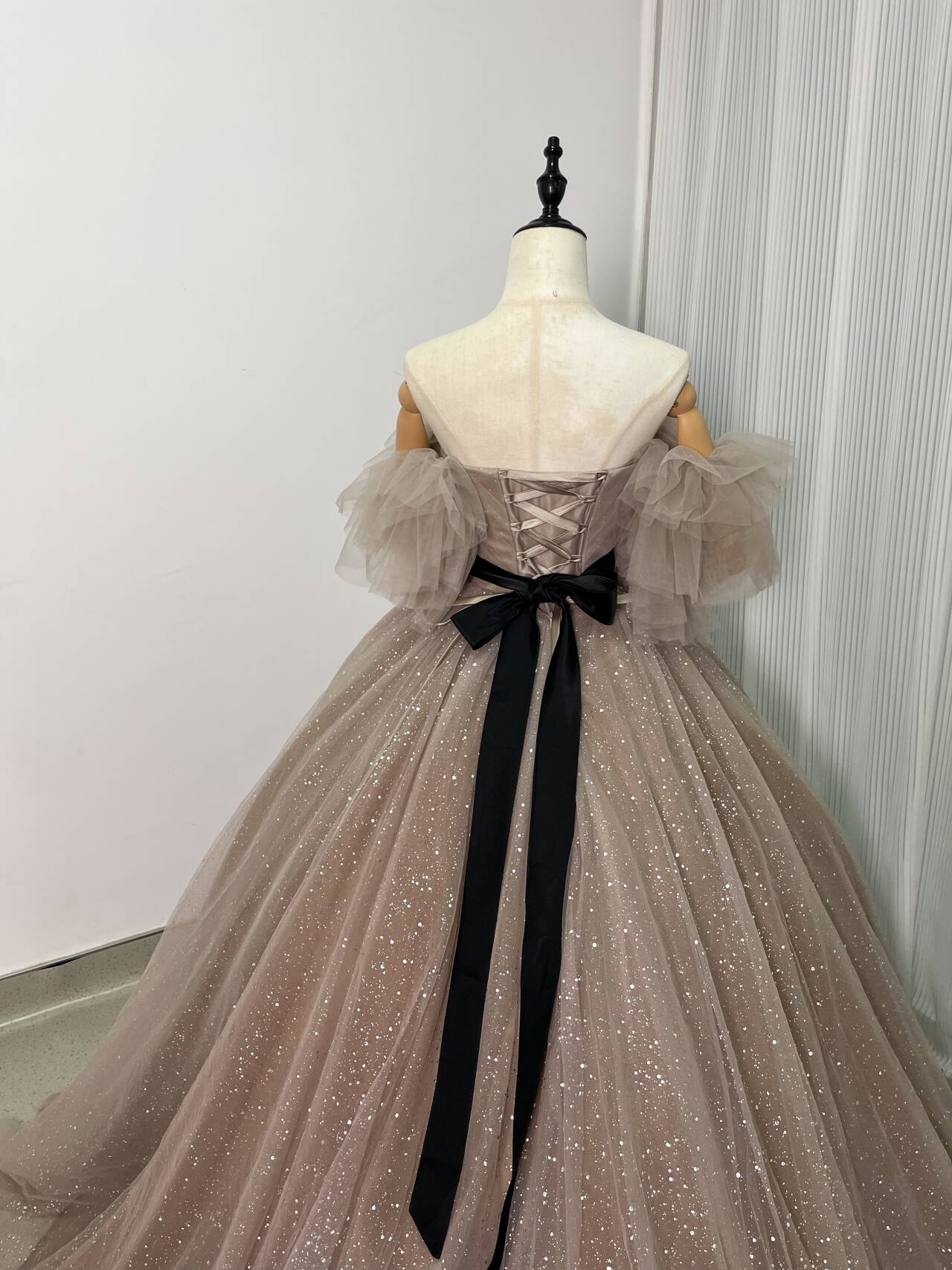 華やか カラードレス カーキ色 取り外しオフショルダー キラキラチュール ベルト 編み上げ 結婚式/披露宴