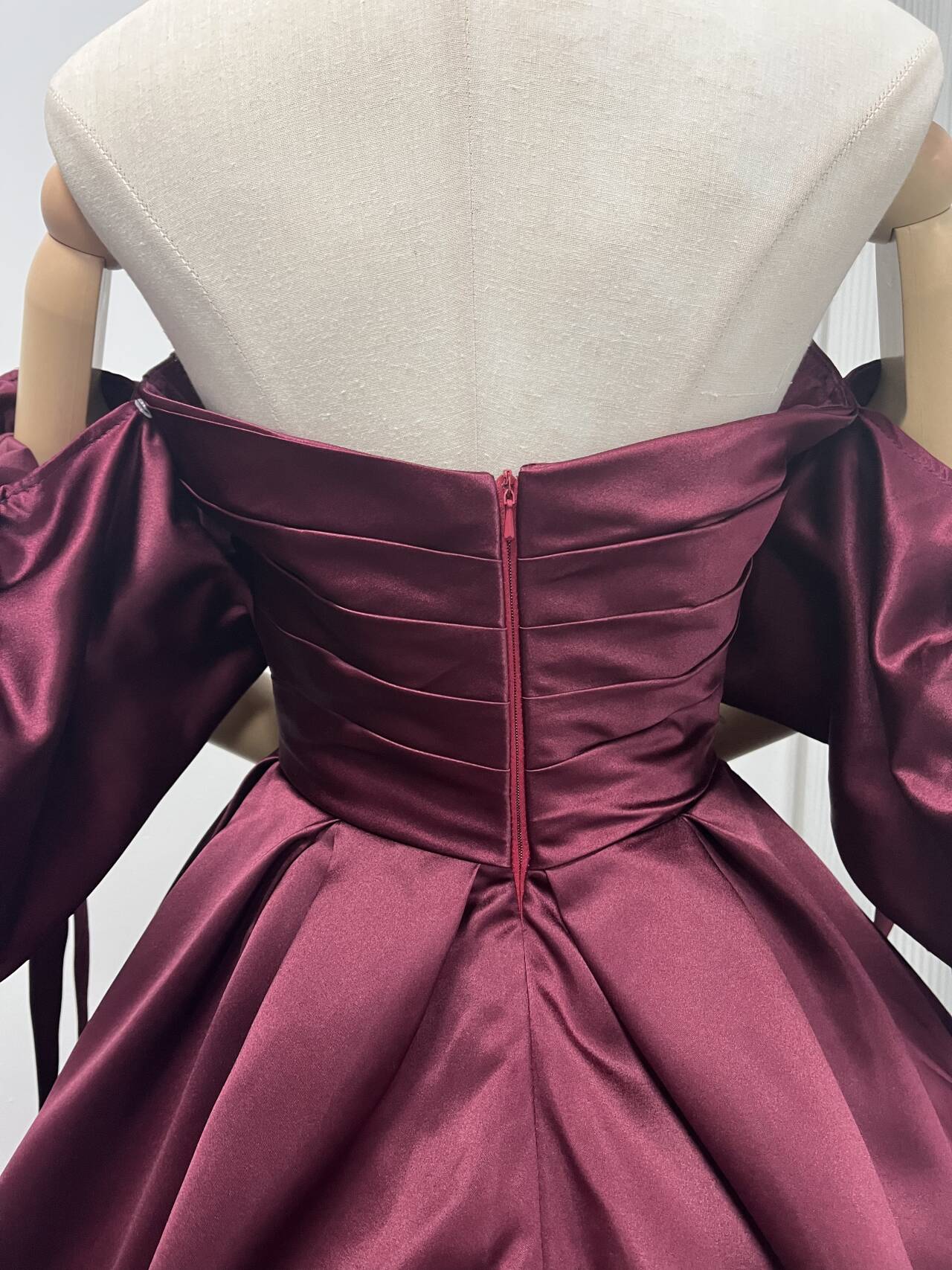 美品！カラードレス ボルドー色 ベアトップ 取り外し袖 ファスナー 光沢サテン プリンセスライン 結婚式 前撮り