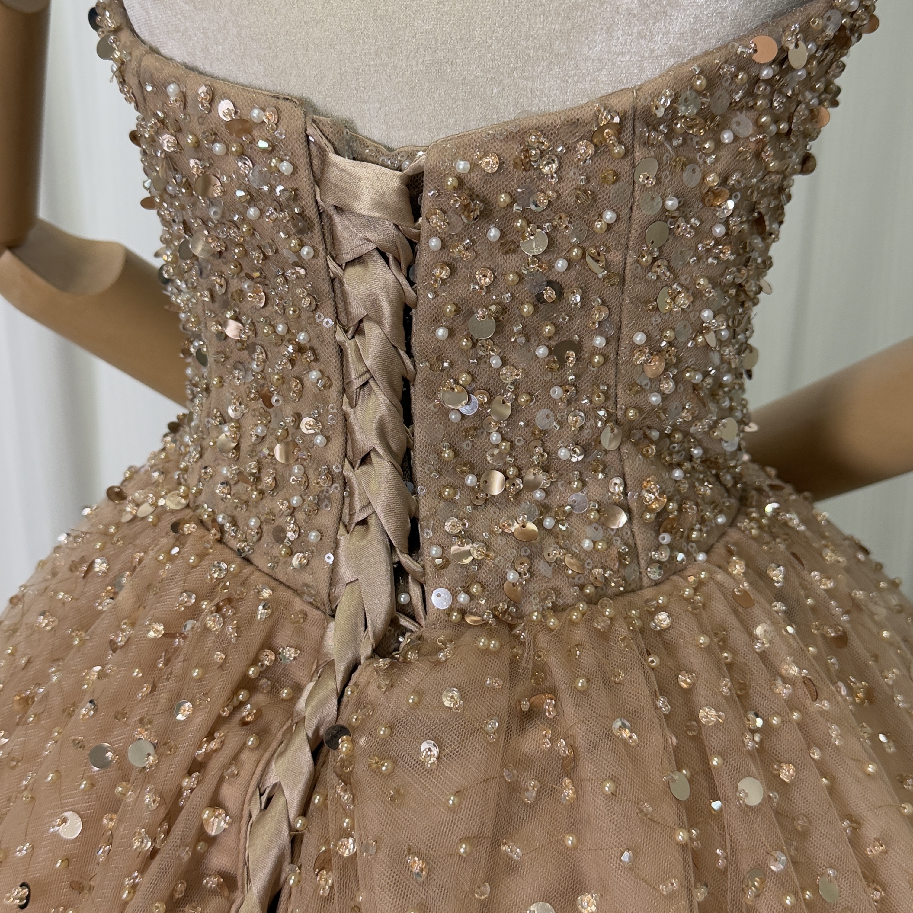 フランス風 カラードレス シャンパン色 ベアトップ シークインチュール チュールスカート 披露宴