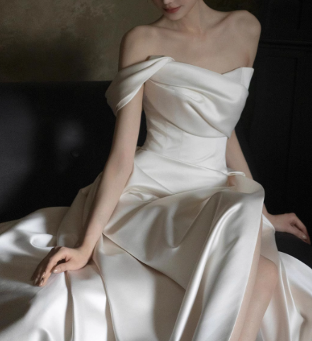 フランス風 ウエディングドレス 光沢サテン ワンショルダー 優雅なシルエット セクシー 拳式/前撮り