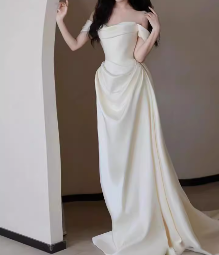 フランス風 ウエディングドレス オフショルダー 光沢サテン ラッフルフリル 優雅なシルエット 結婚式