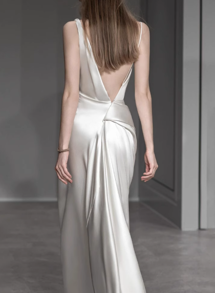 パーティードレス オフホワイト キャミソール 優雅なシルエット セクシー 背中見せ 合コン/デート