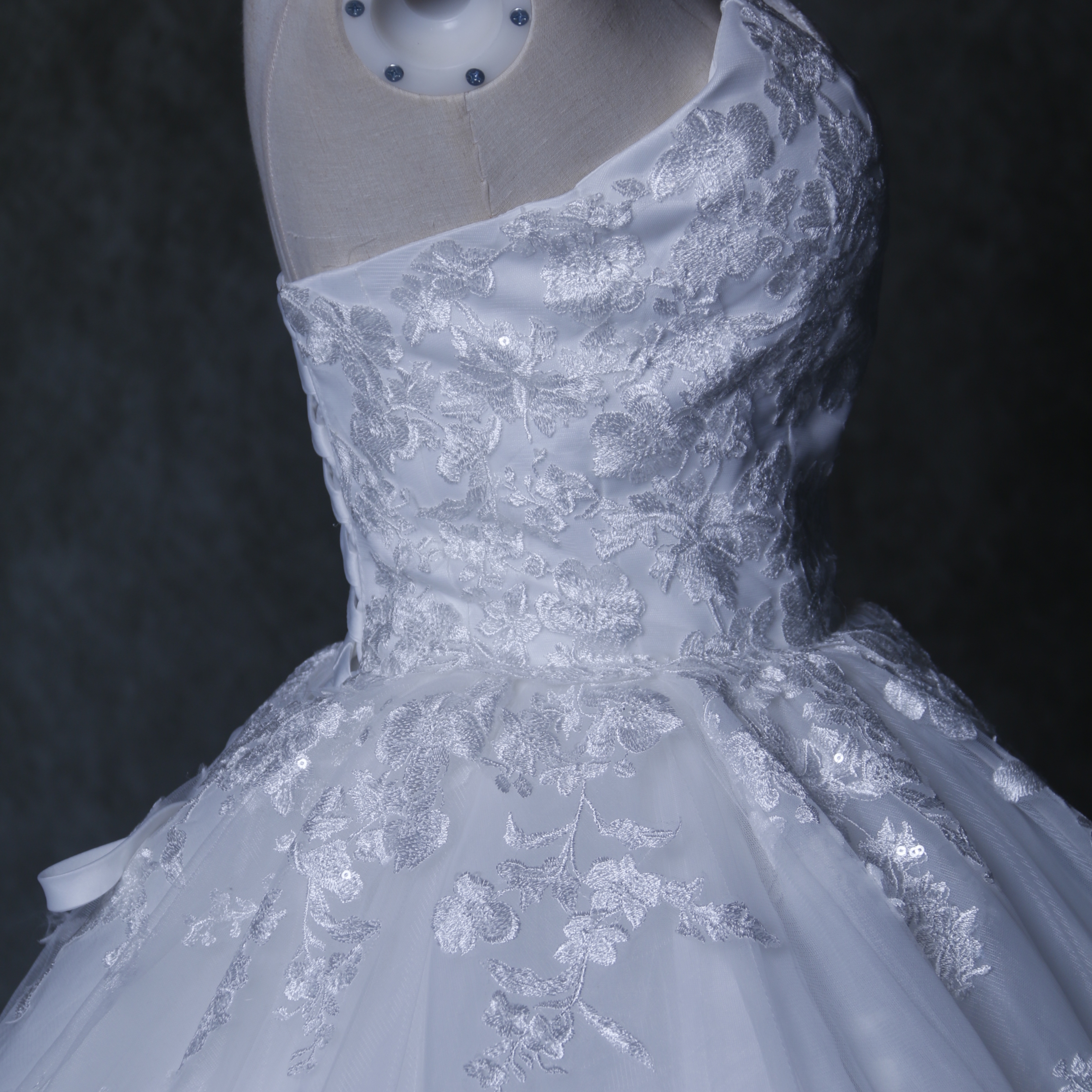 ウェディングドレス ベアトップ キラキラ光る刺繍 華やかなトレーン オーガンジー 編み上げ 披露宴/結婚式