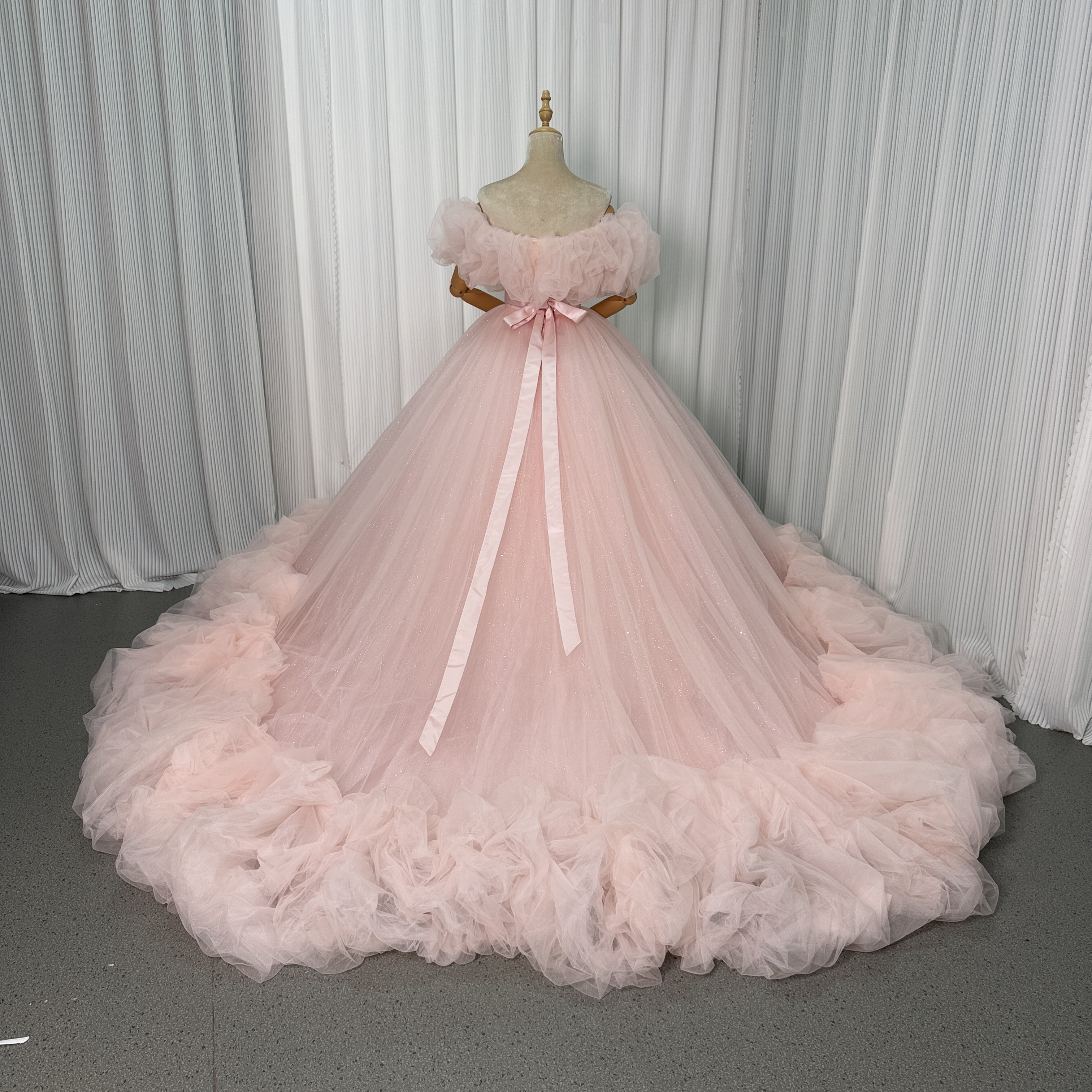 美品！カラードレス 薄ピンク オフショルダー 華やかなトレーン プリンセスライン キラキラチュール 前撮り