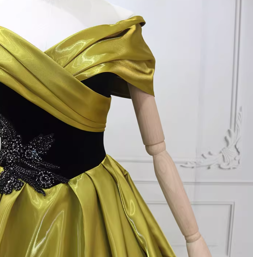 カラードレス グリーン オフショルダー キラキラ光る刺繍 フレアスカート 光沢サテン 編み上げ 披露宴