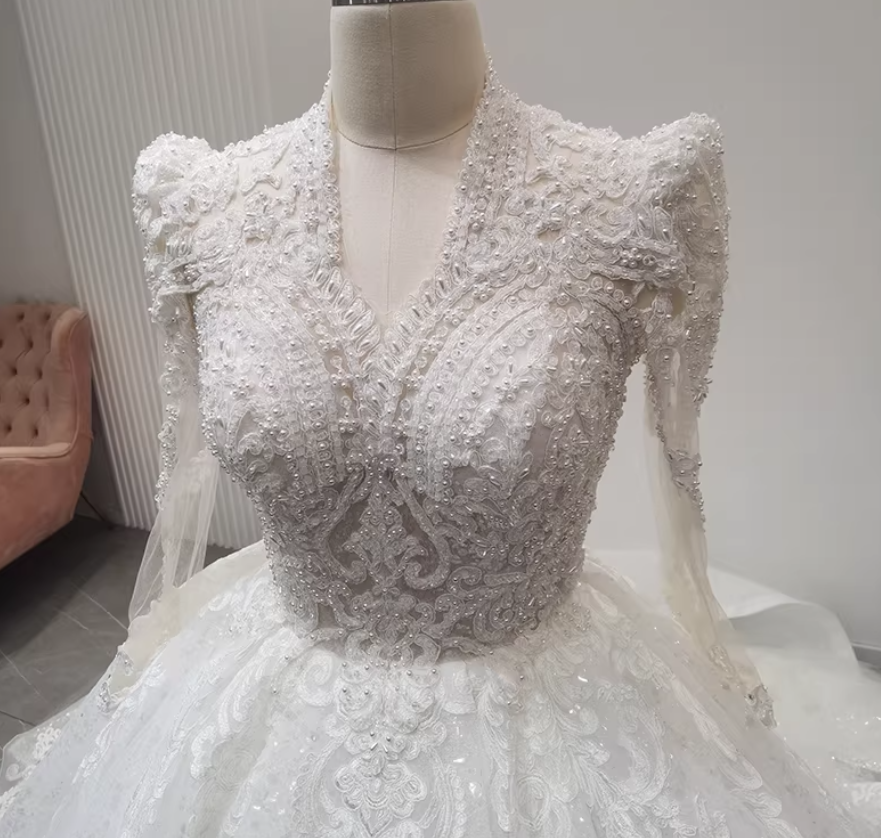 豪華！ウェディングドレス Vネック 長袖 韓国風ドレス エレガントレース パール 華やかなトレーン 結婚式