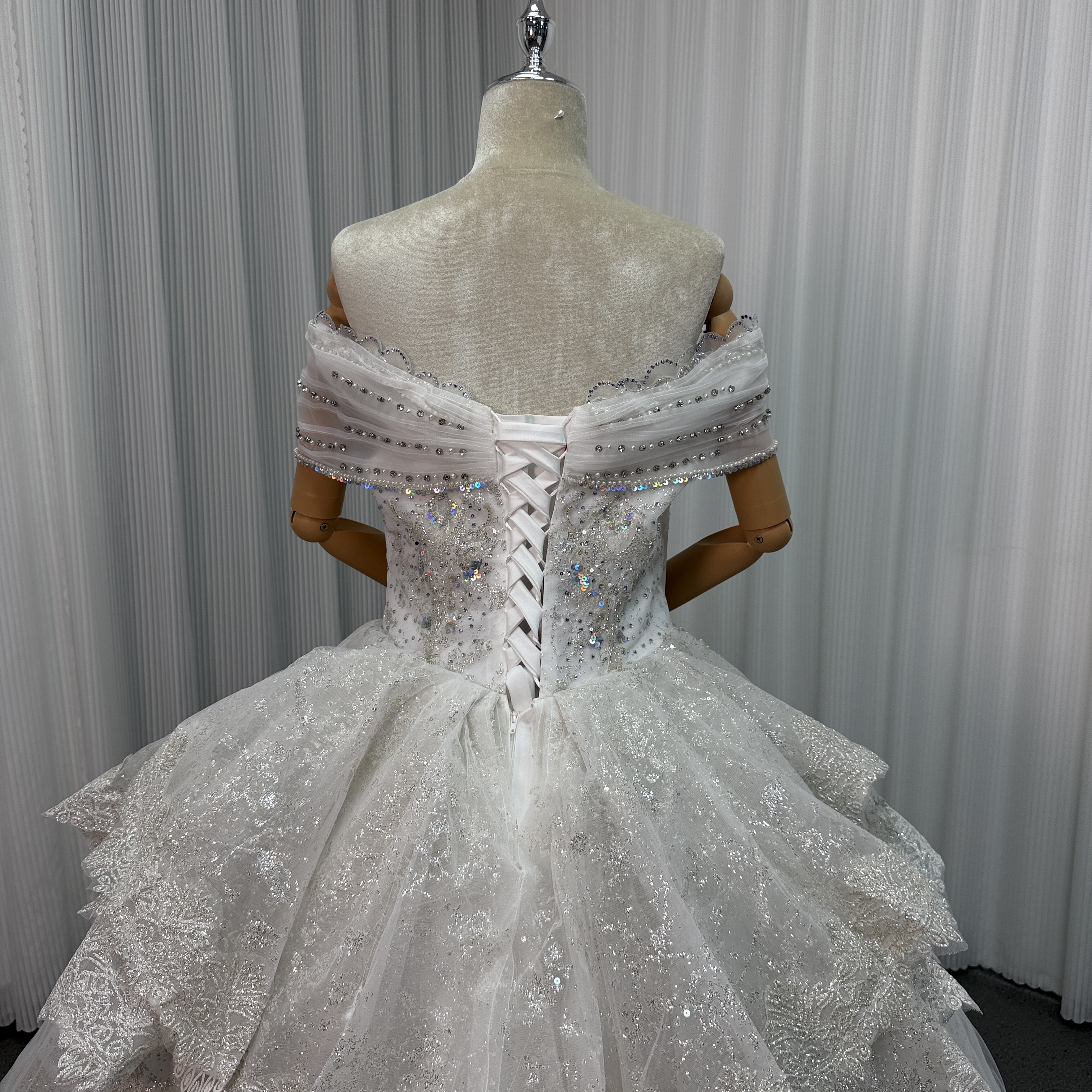 ウエディングドレス オフショルダー キラキラスパンコール キラキラ光る刺繍 プリンセスライン 編み上げ 結婚式