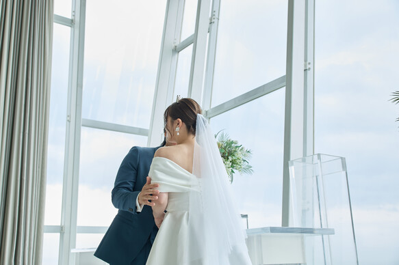 実例写真！エレガント ウエディングドレス オフショルダー ロイヤルサテン 編み上げ 短トレーン 結婚式