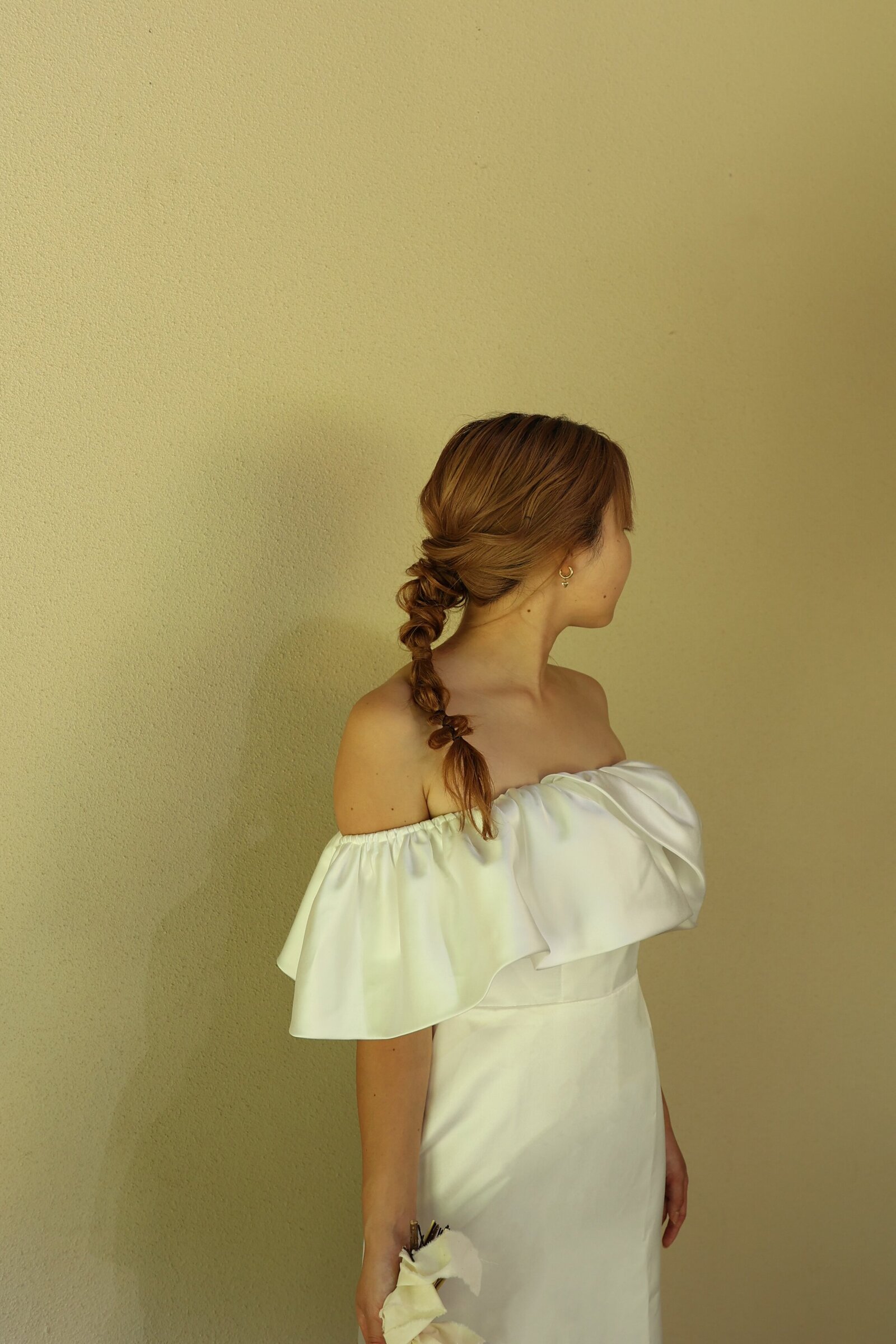 パーティードレス オフホワイト オフショル 光沢サテン 前撮り 色直し