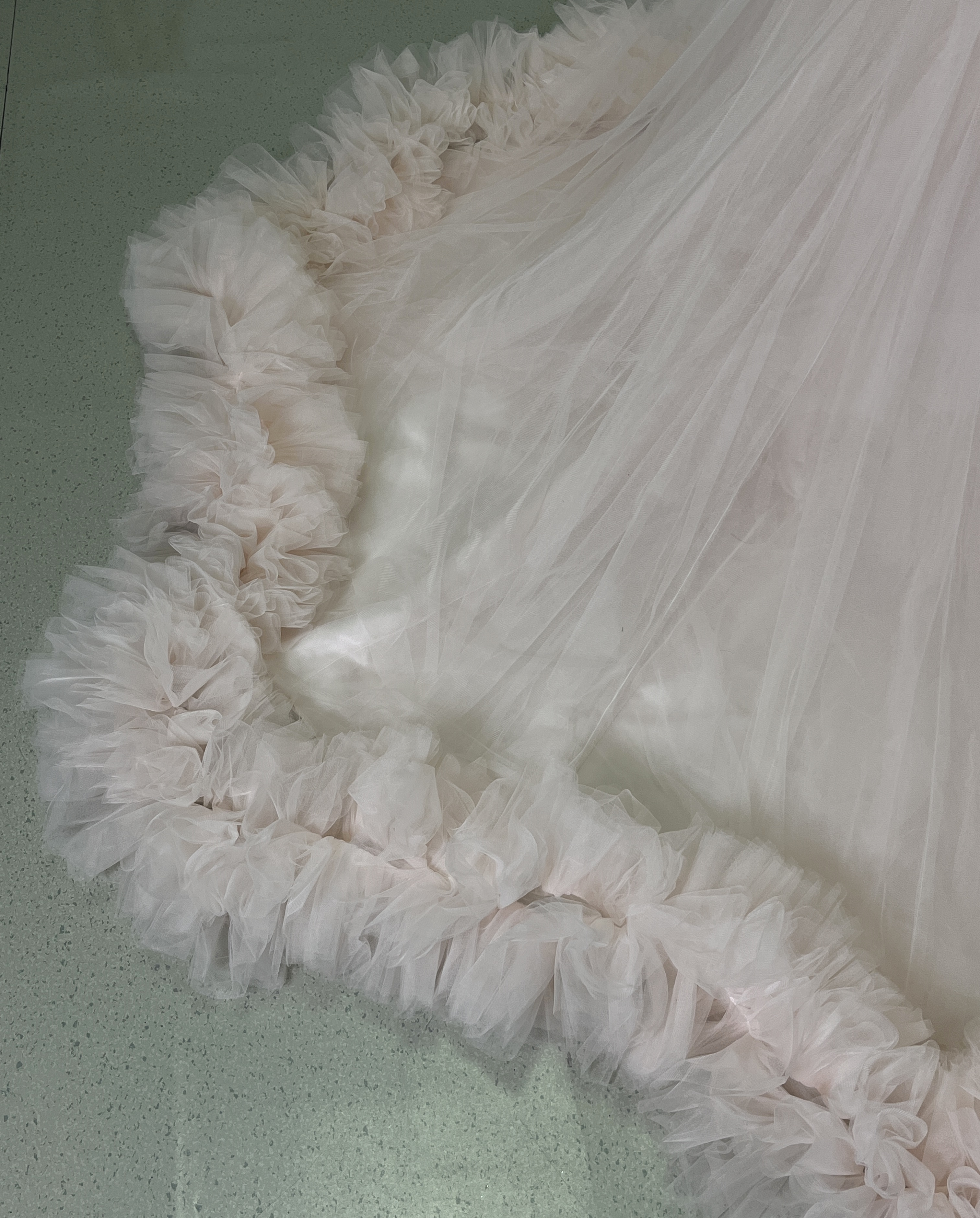 豪華！カラードレス 薄ピンク ラッフルフリル オフショルダー チュールスカート 編み上げ 前撮り