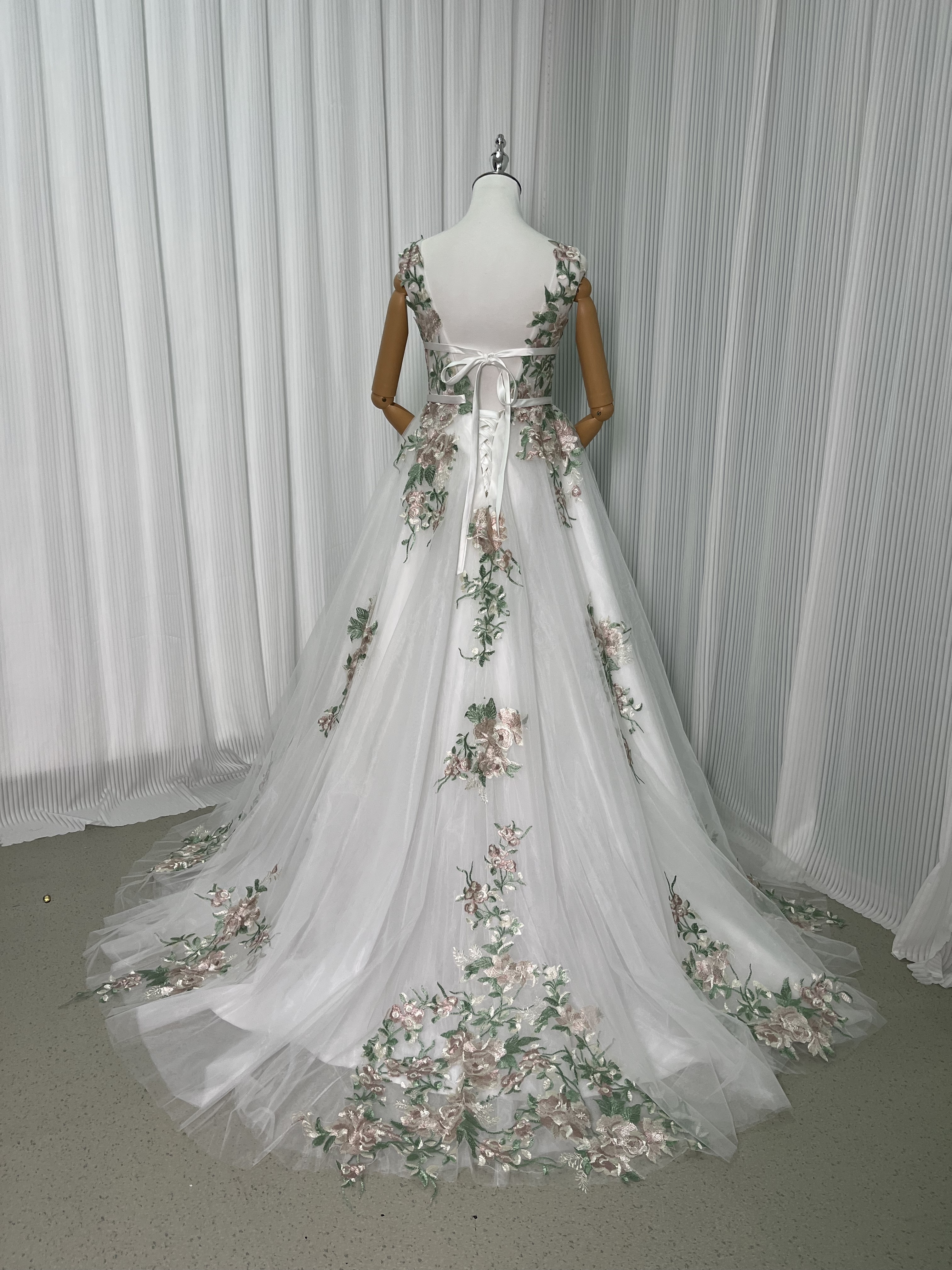 ウェディングドレス Vネック 美しい花レース 背中見せ 編み上げ 結婚式 前撮り