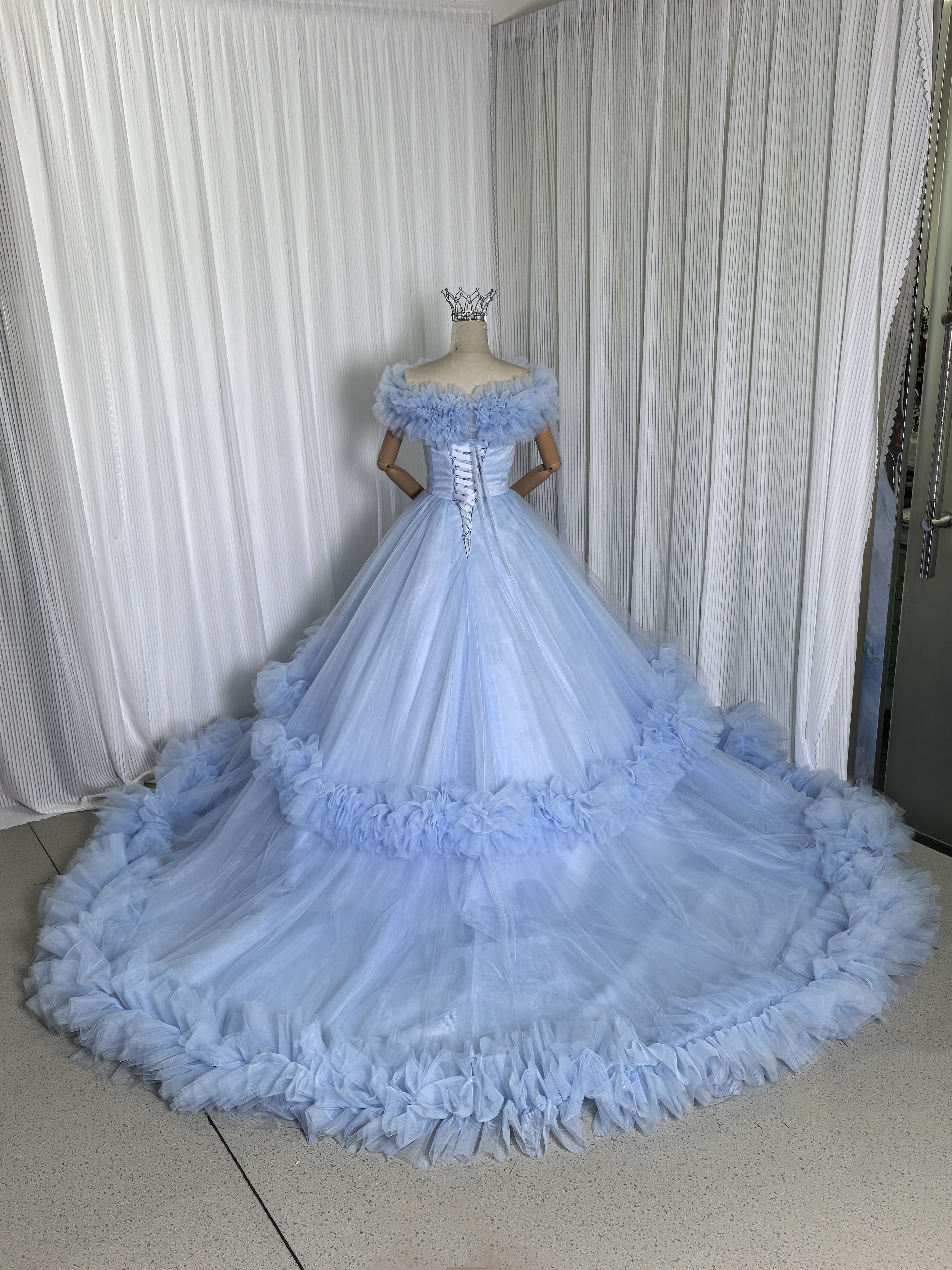 実例写真！カラードレス 爽やかで優しいブルー オフショルダー ラッフルフリル プリンセスライン 可愛い