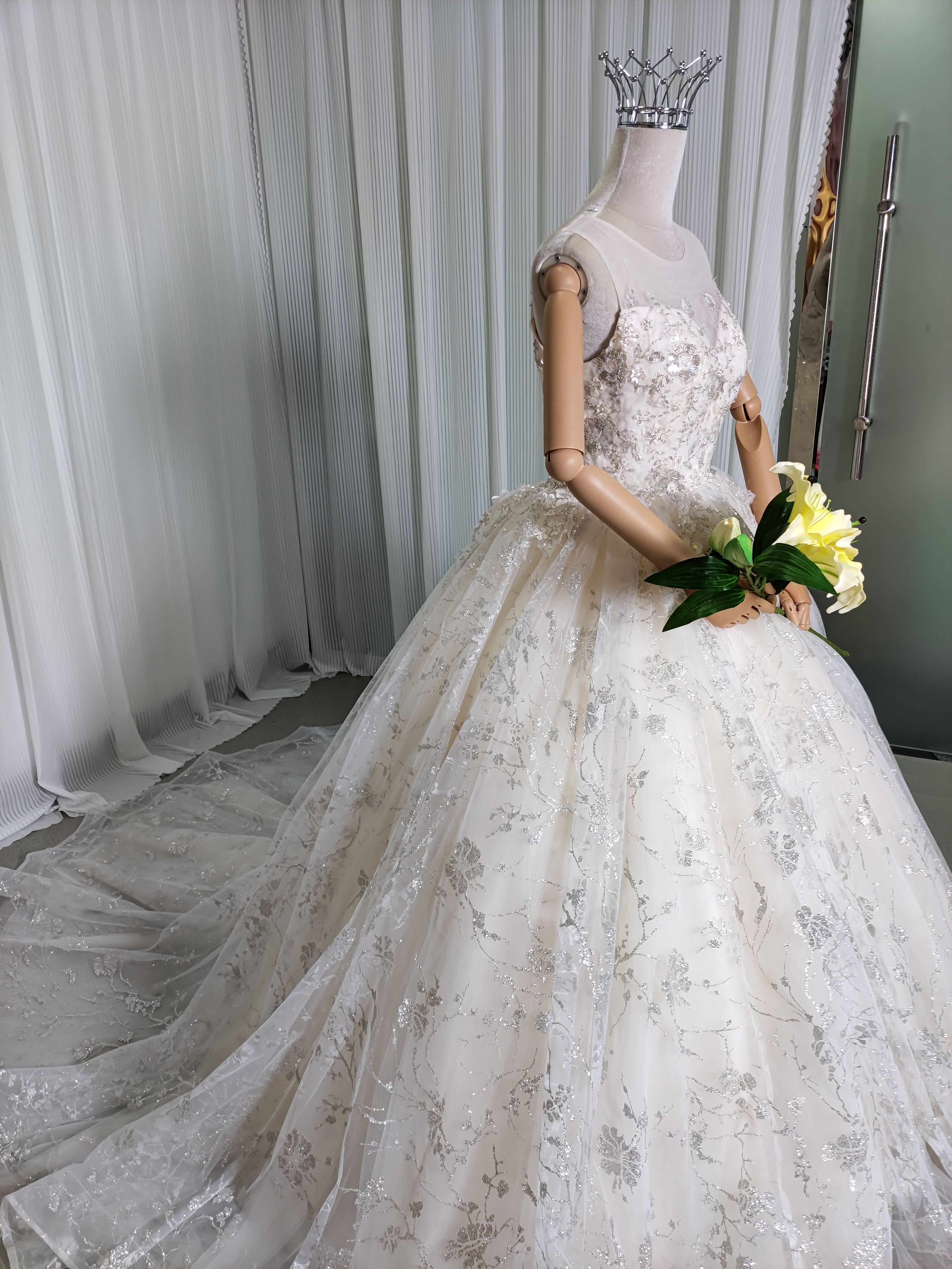 豪華！ウエディングドレス キラキラスパンコール キラキラ光るレース 抜群のおしゃれ見え 結婚式