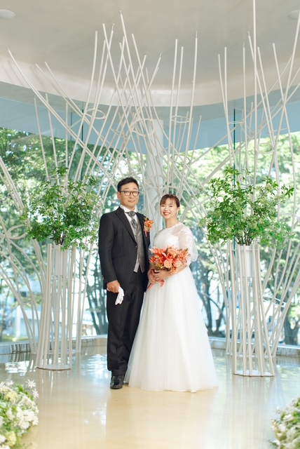 実例写真！ウエディングドレス 七分袖丈 くるみボタン 上品レース ふわふわドレス 結婚式 ワンピース