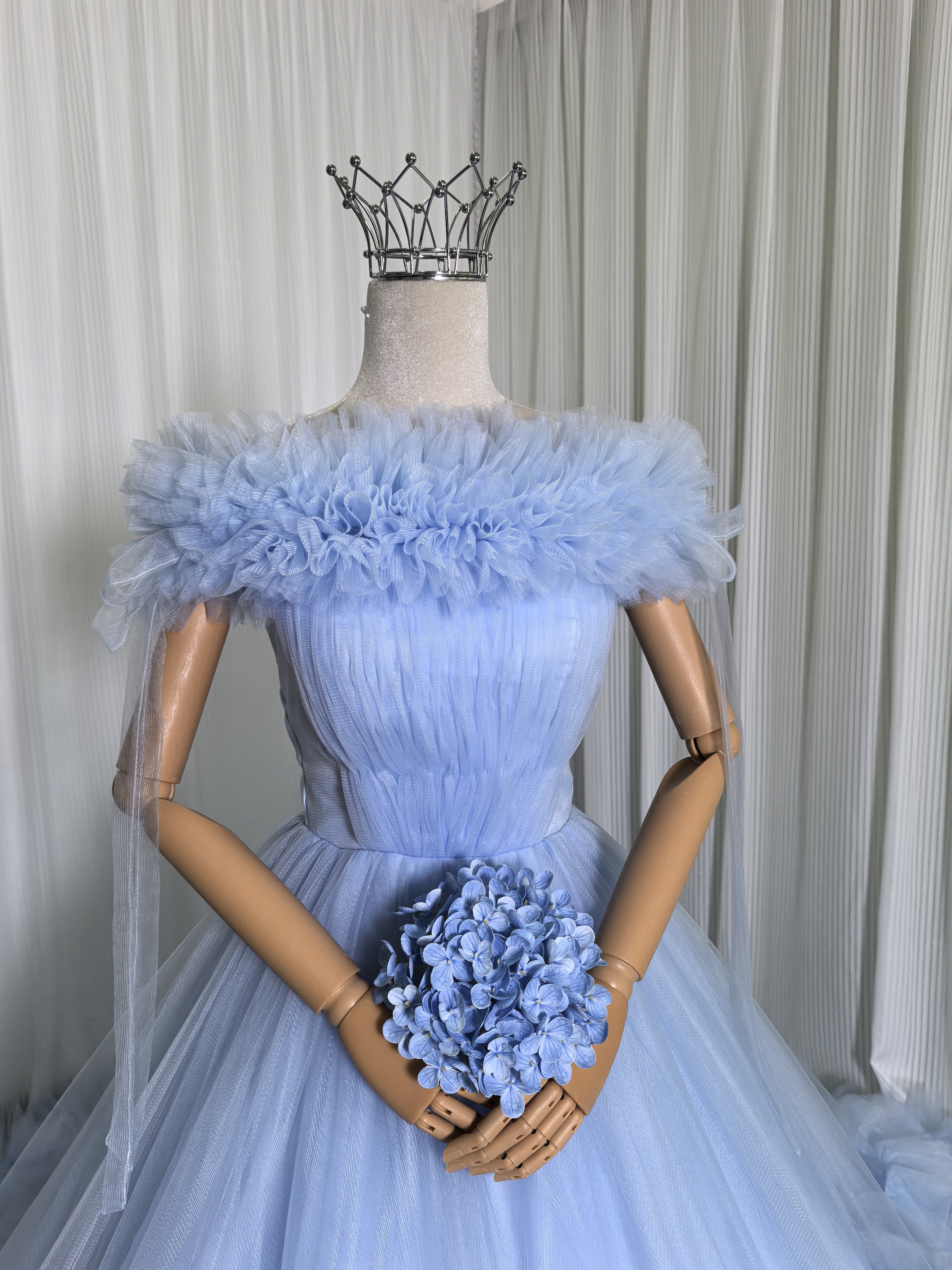 実例写真！カラードレス 爽やかで優しいブルー オフショルダー ラッフルフリル プリンセスライン 可愛い