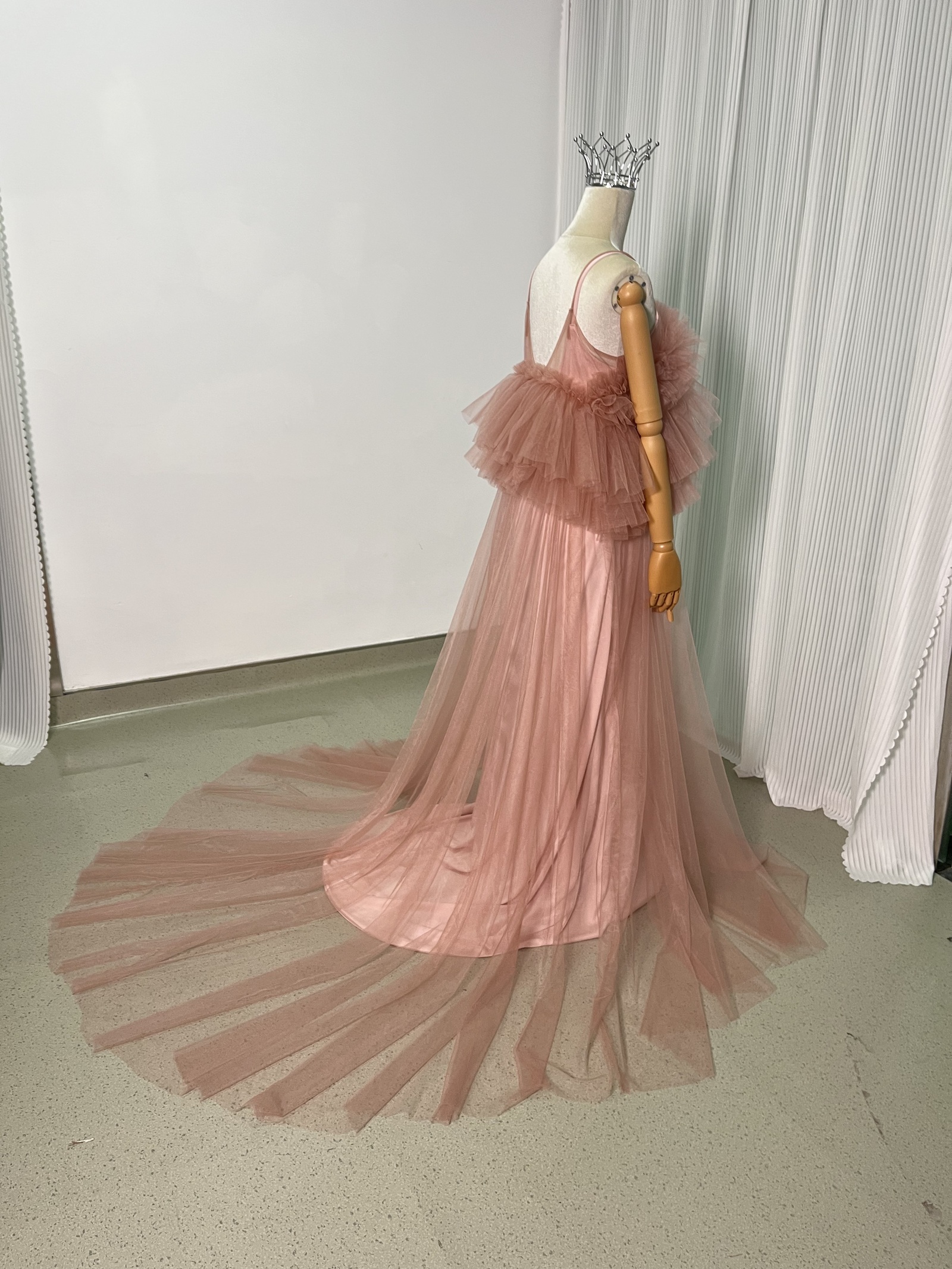 実例写真！パーティードレス 胸元フリル ピンク キャミソール ツーピース デザイン感 妊婦 前撮り 可愛い