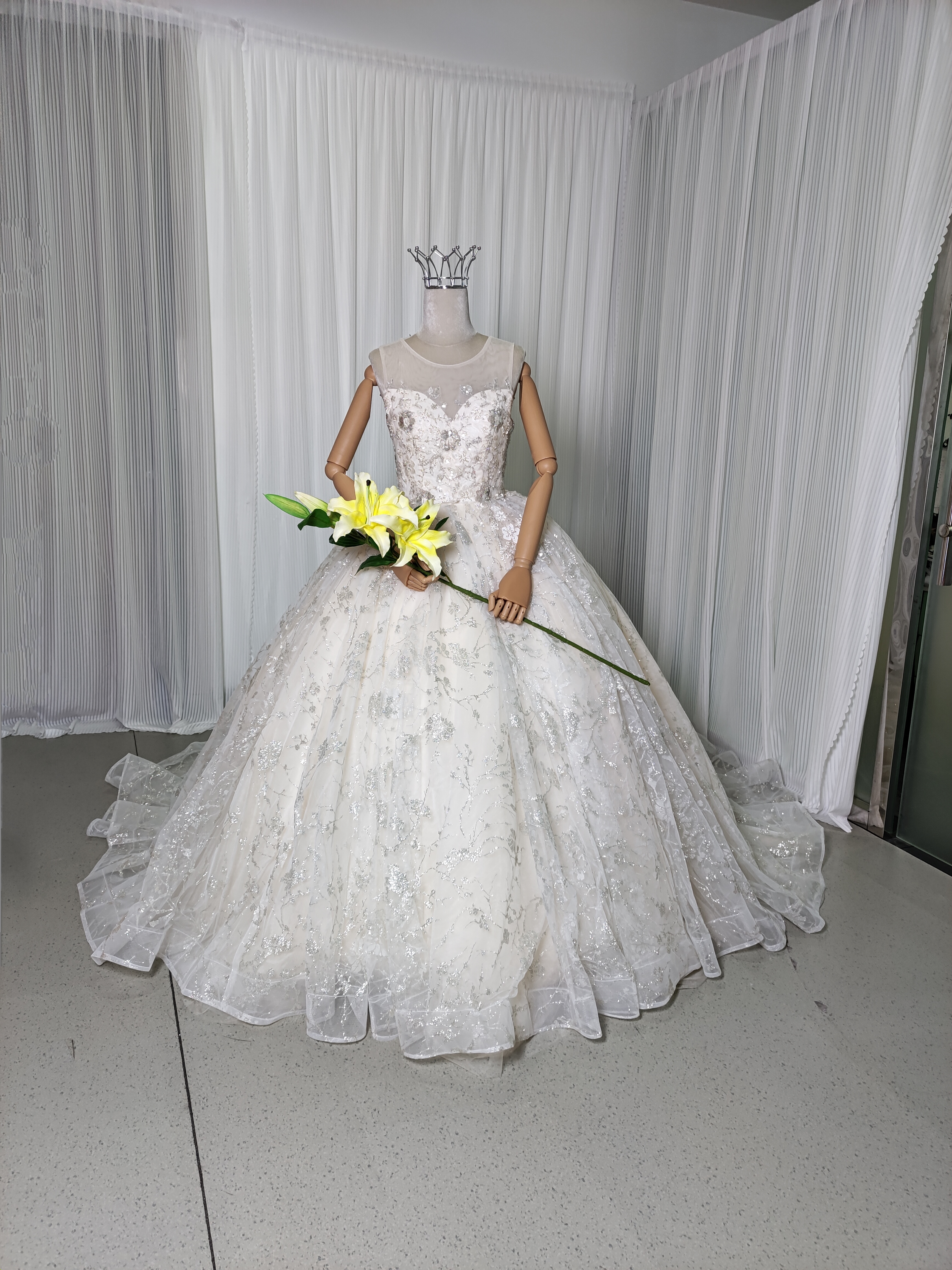 豪華！ウエディングドレス キラキラスパンコール キラキラ光るレース 抜群のおしゃれ見え 結婚式