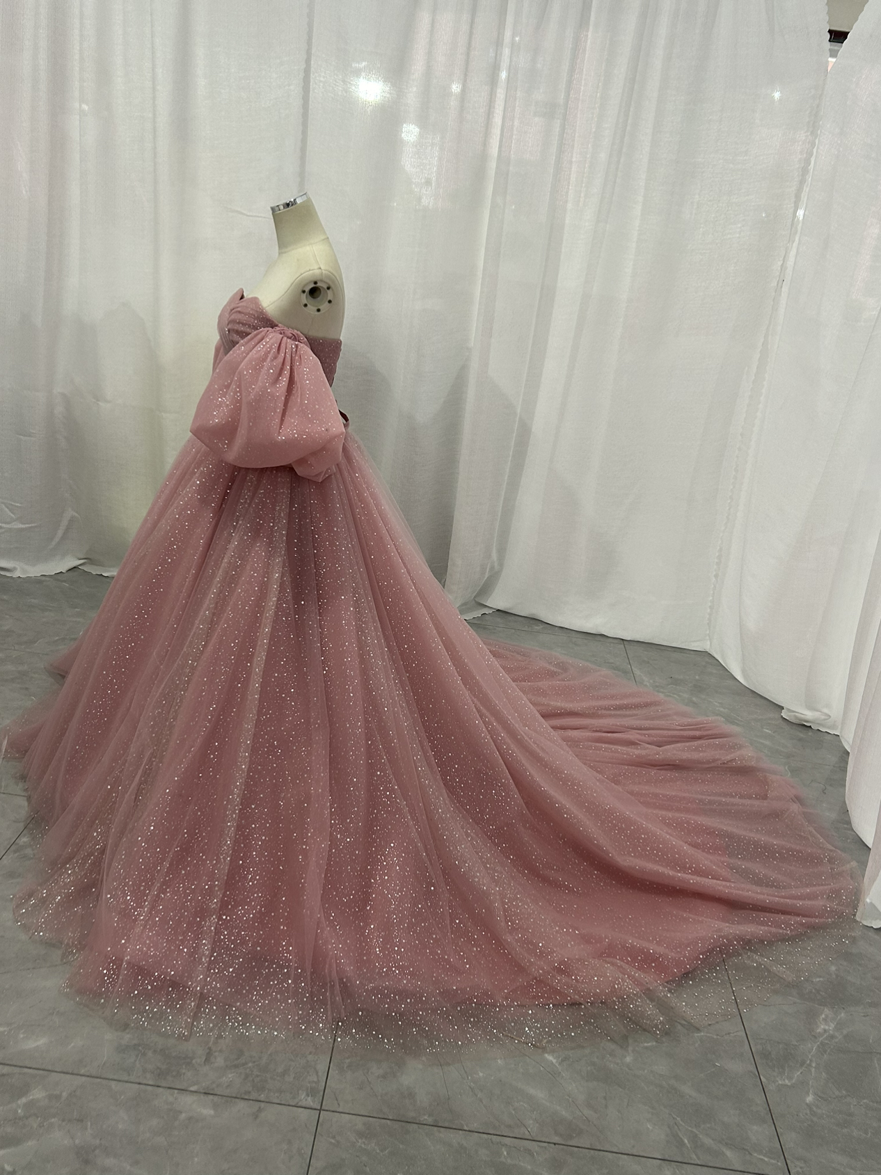 美品！カラードレス ピンク パフスリーブ ベルト キラキラグリッターチュール 編み上げ 披露宴/結婚式