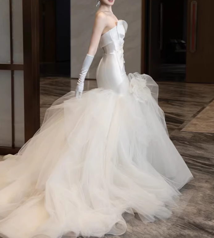 フランス風 ウェディングドレス ベアトップ マーメイドライン ソフトチュール 揺らめく裾 結婚式