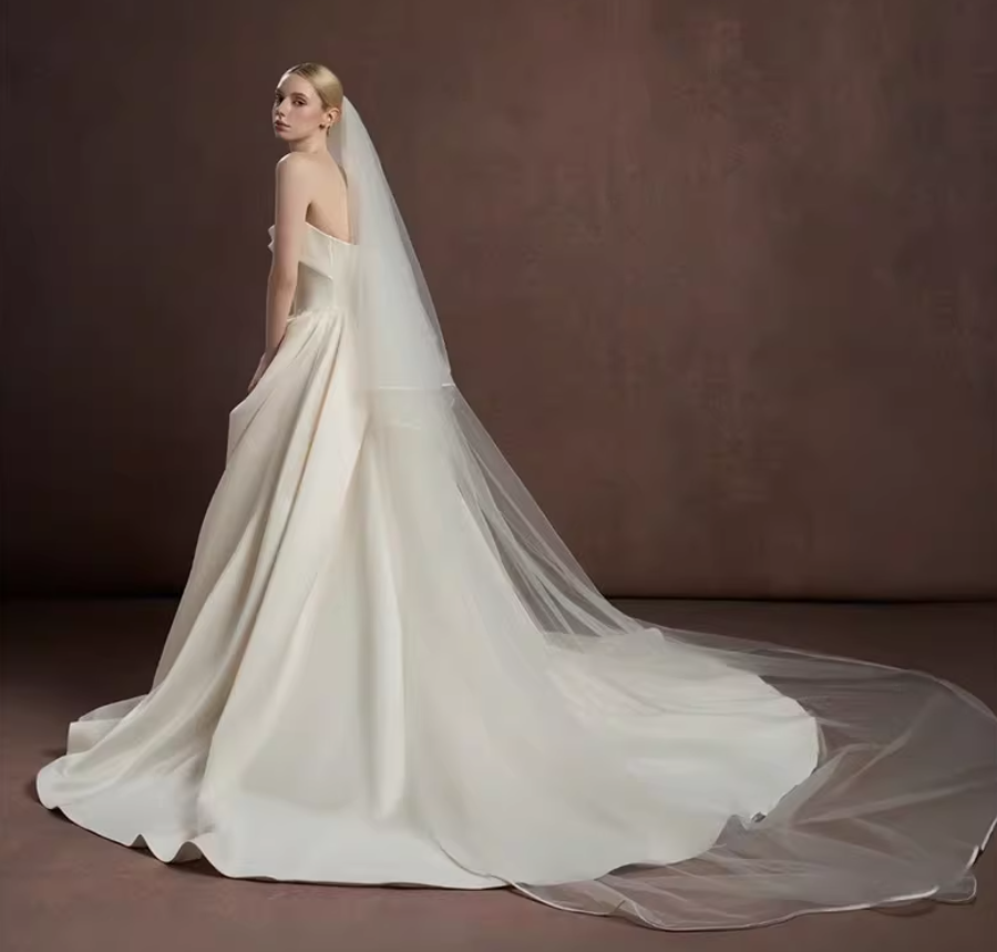 ウェディングドレス ベアトップ ロイヤルサテン プリンセスライン ラッフルフリル ロングトレーン 結婚式