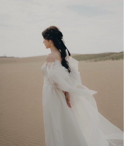 実例写真！ウエディングドレス　取り外しチュールフリル付け袖　トレーン　ベアトップ　前撮り　結婚式