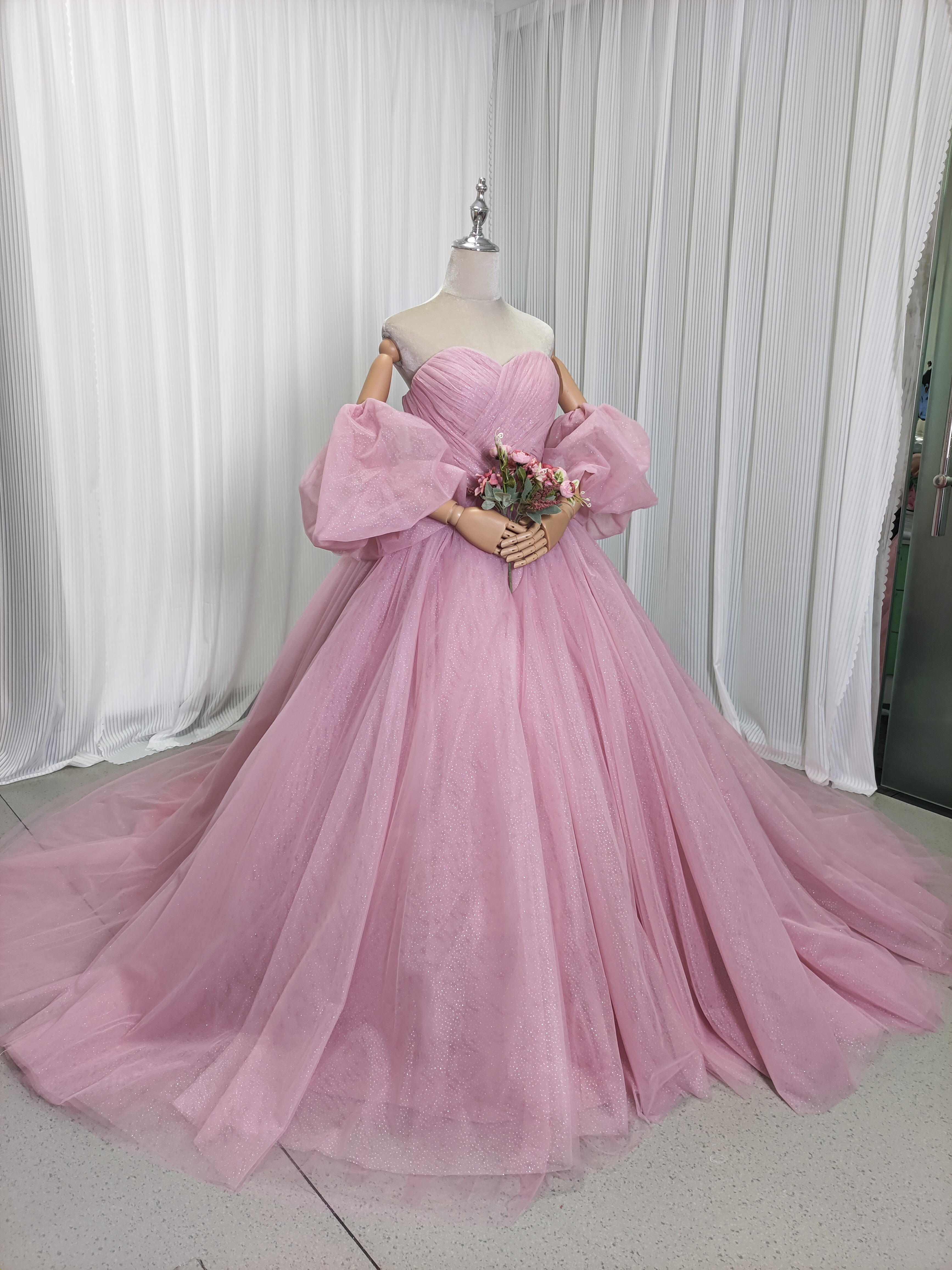 人気上昇！カラードレス ピンク ベアトップ キラキラグリッターチュール パフスリーブ 可愛い 花嫁