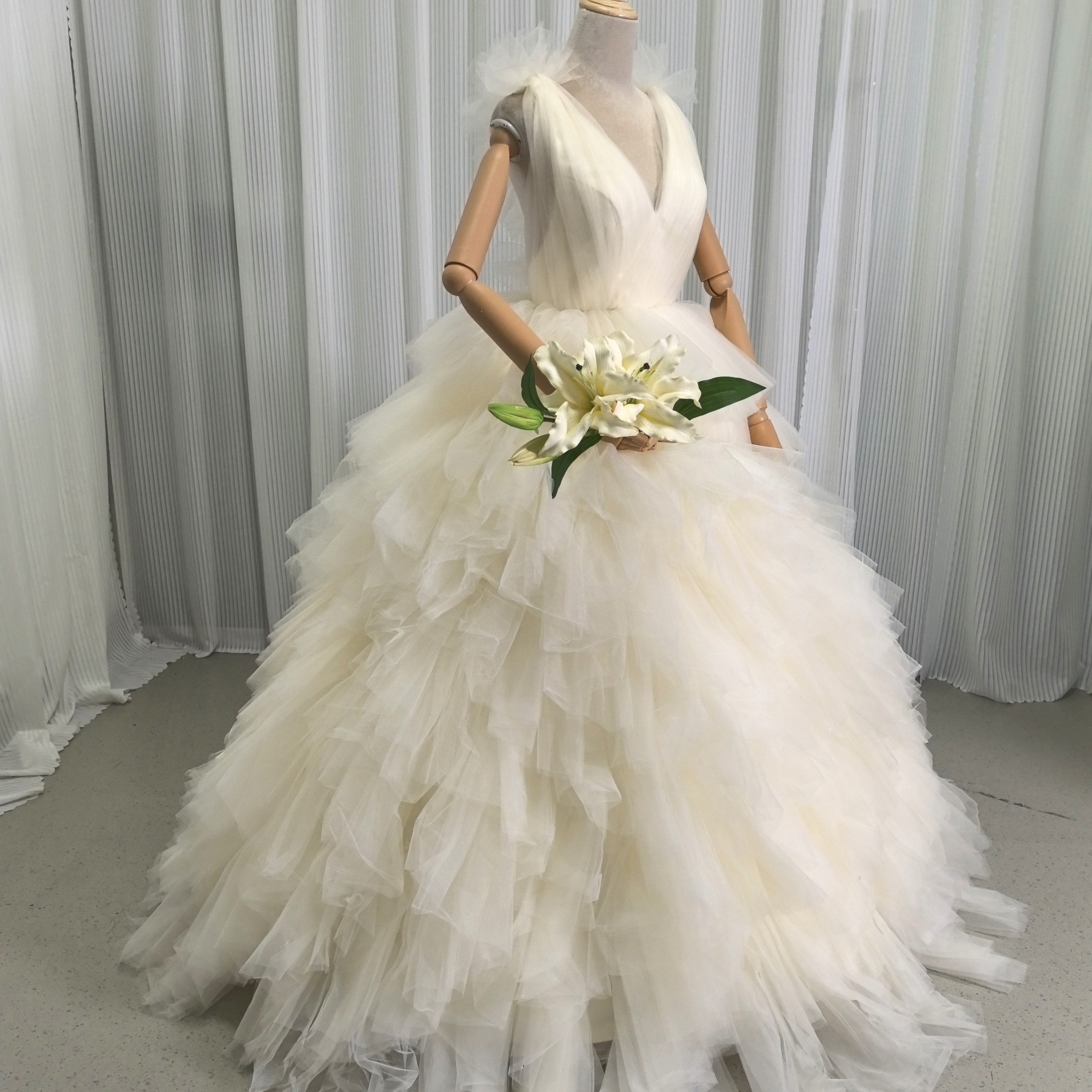 ウエディングドレス パステルイエロー Vネック もこもこドレス プリンセスライン ロング 結婚式 前撮り