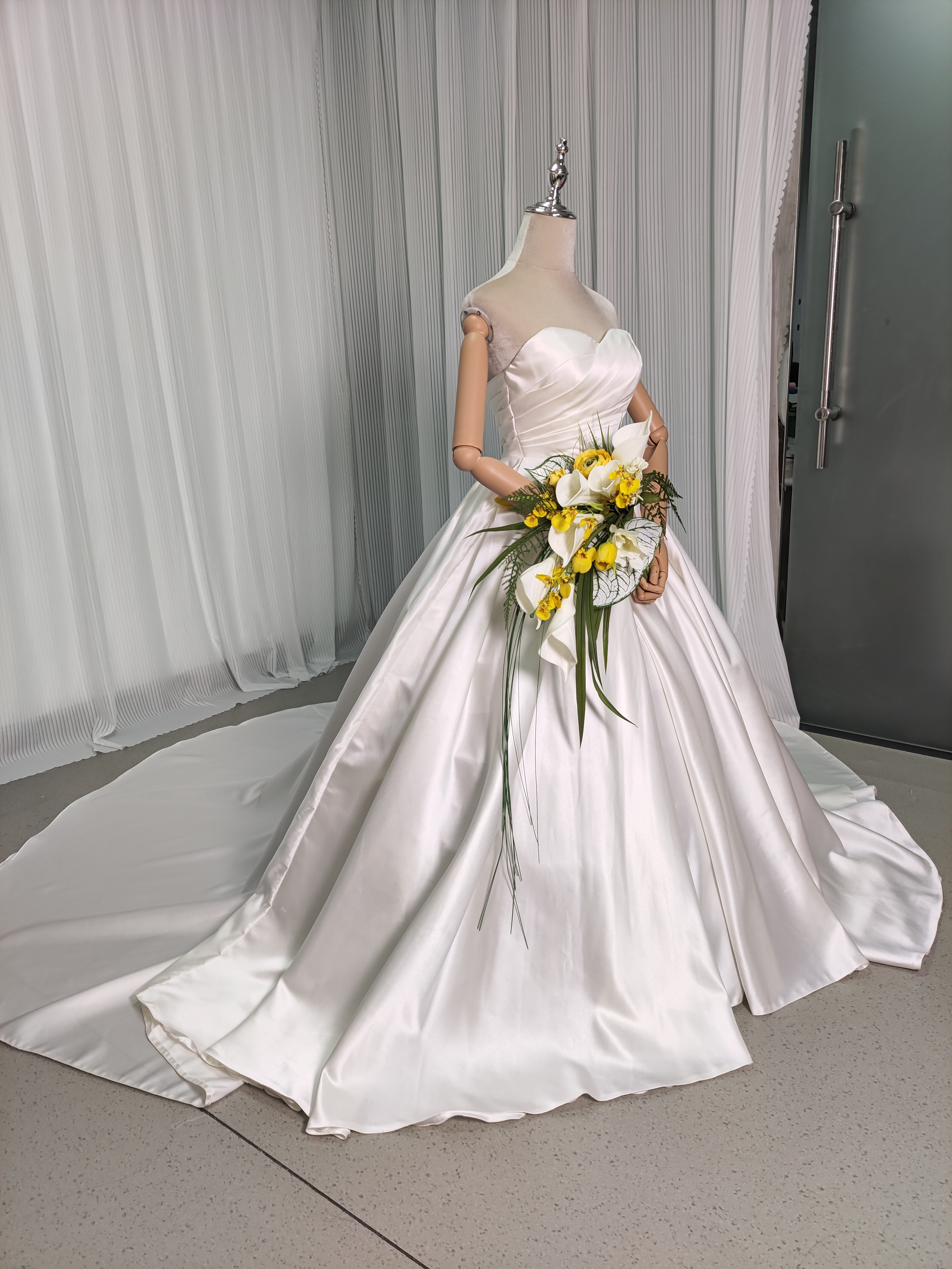 ウェディングドレス ベアトップ プリンセスライン ロングトレーン 編み上げ 結婚式 エレガント