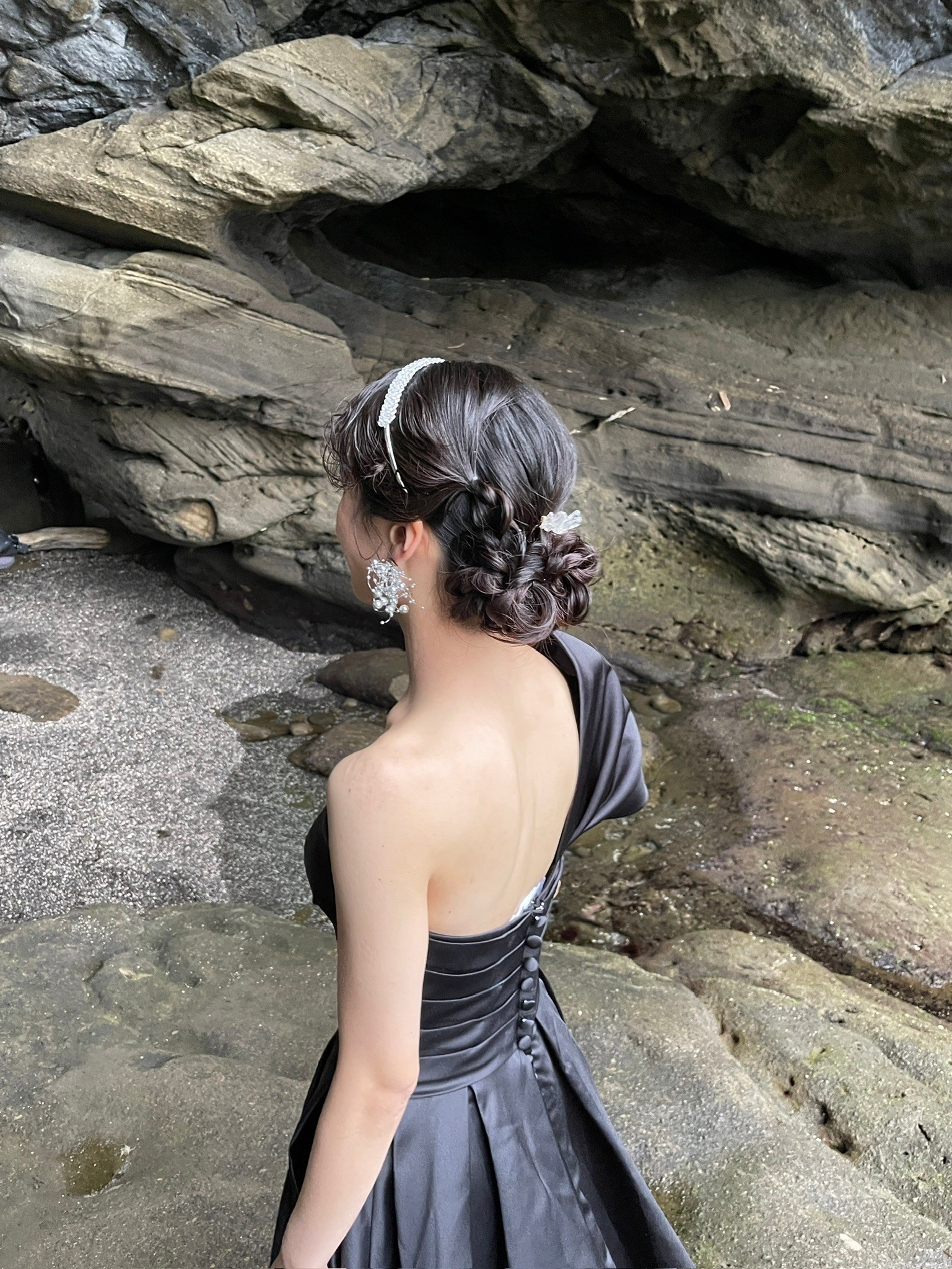 実例写真！ブラックカラードレス　ワンショルダー　高級サテン　トレーン　くるみボタン　前撮り　