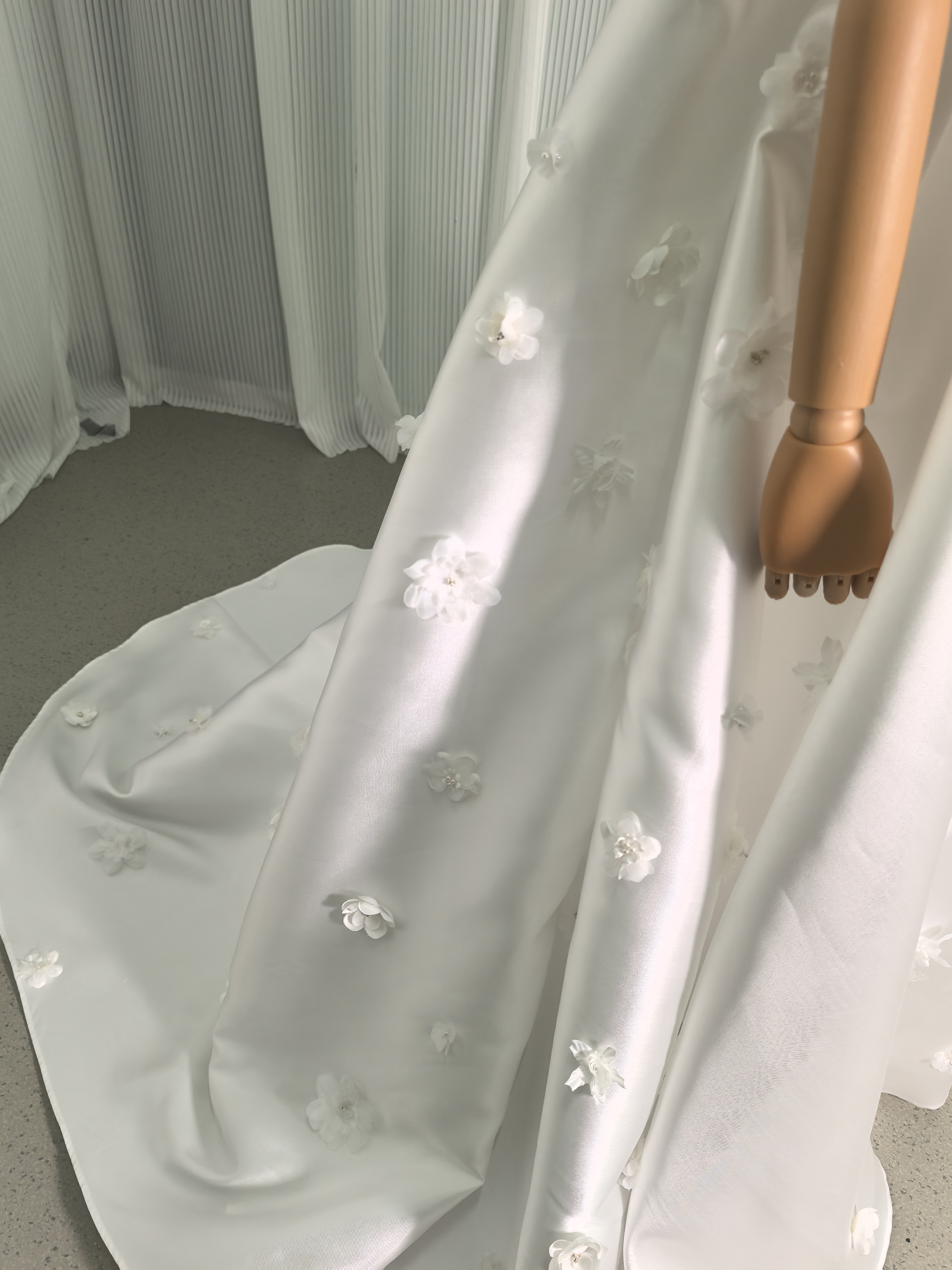 ウエディングドレス ベアトップ 可愛い 光沢サテン 花モチーフ ビーズ ファスナー 結婚式/披露宴