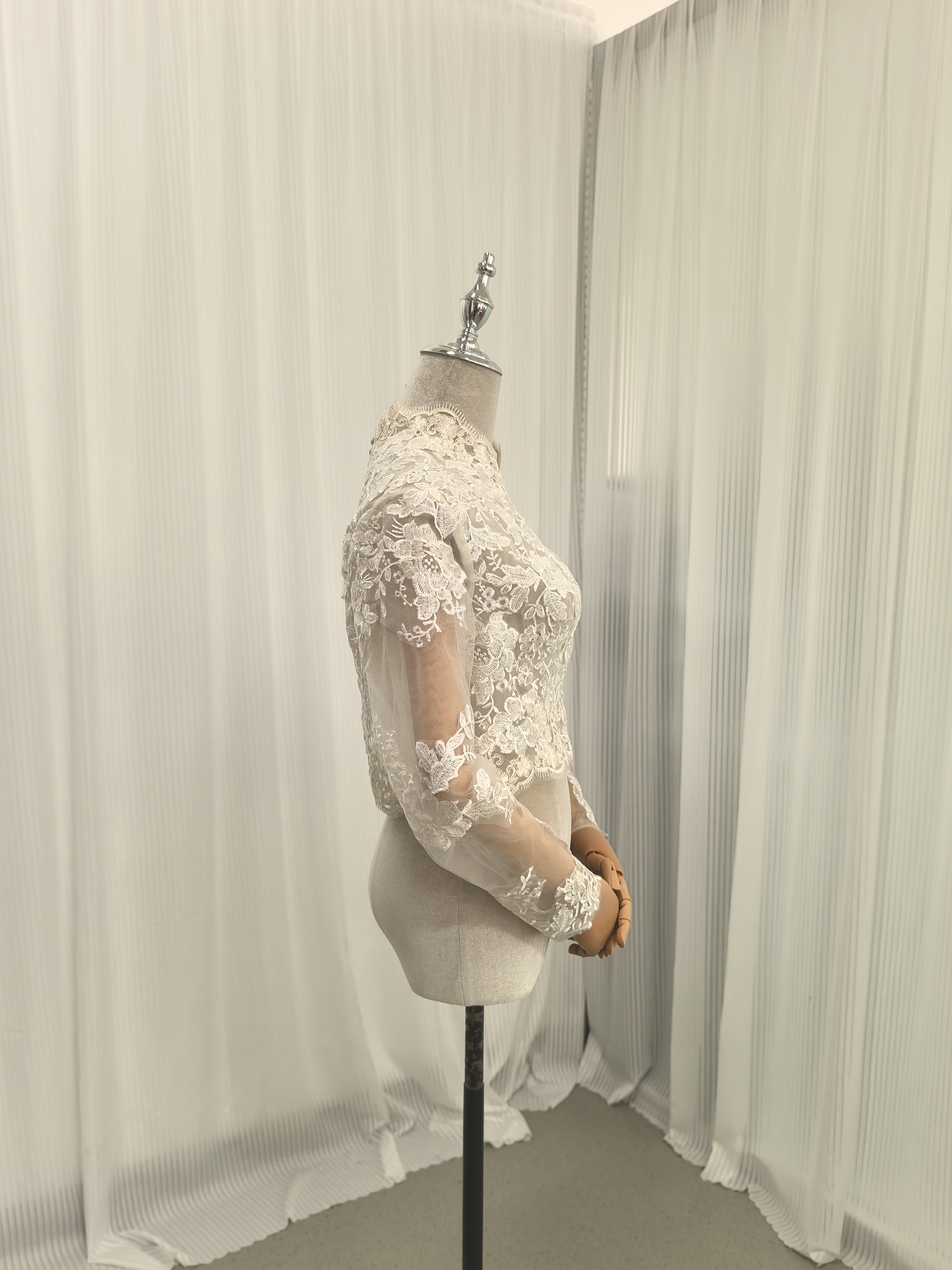 ボレロ アイボリー ハイネック 長袖 キラキラスパンコール くるみボタン 流れる透け花レース 花嫁