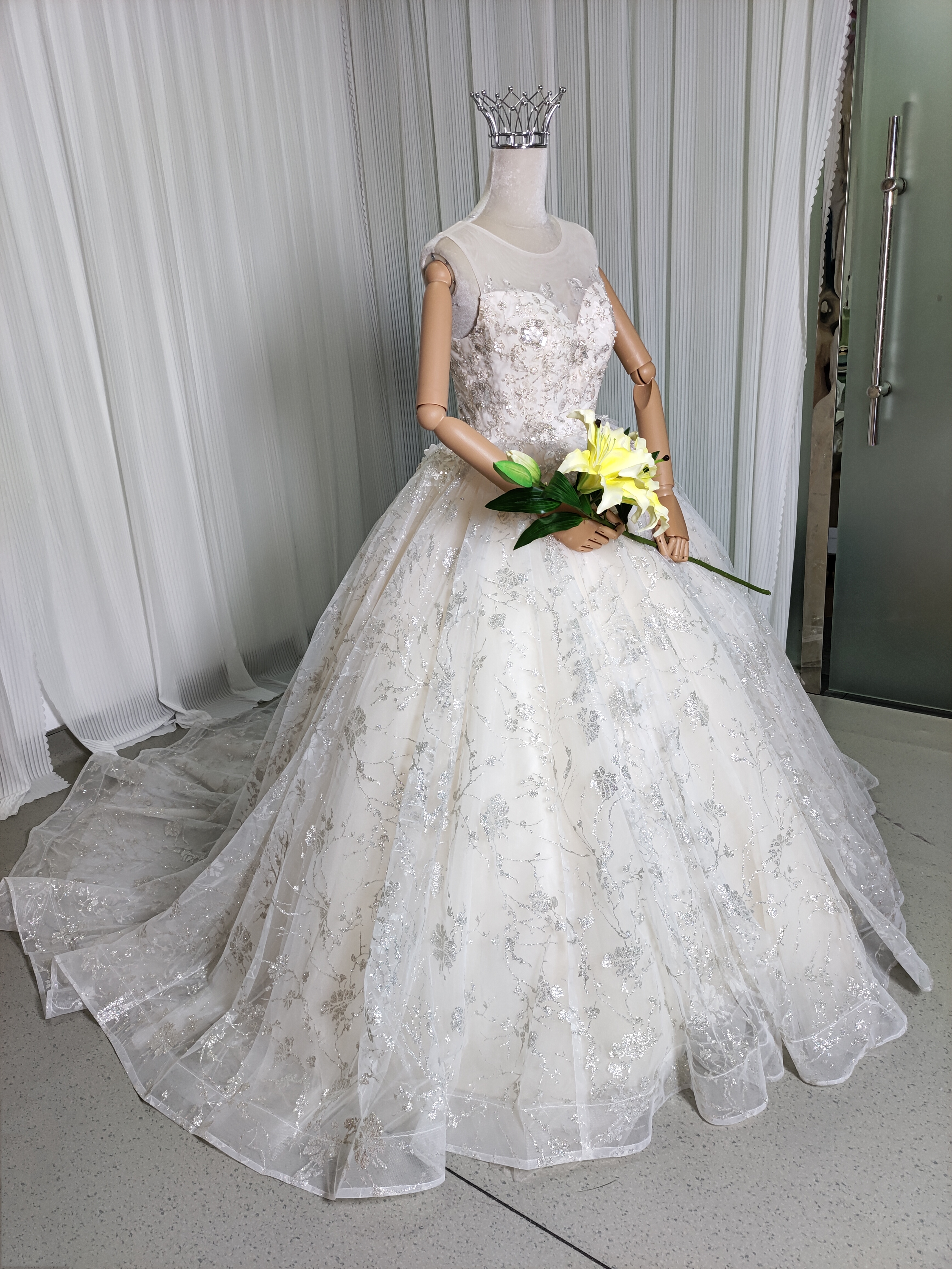 豪華！ウエディングドレス キラキラスパンコール キラキラ光るレース 抜群のおしゃれ見え 結婚式