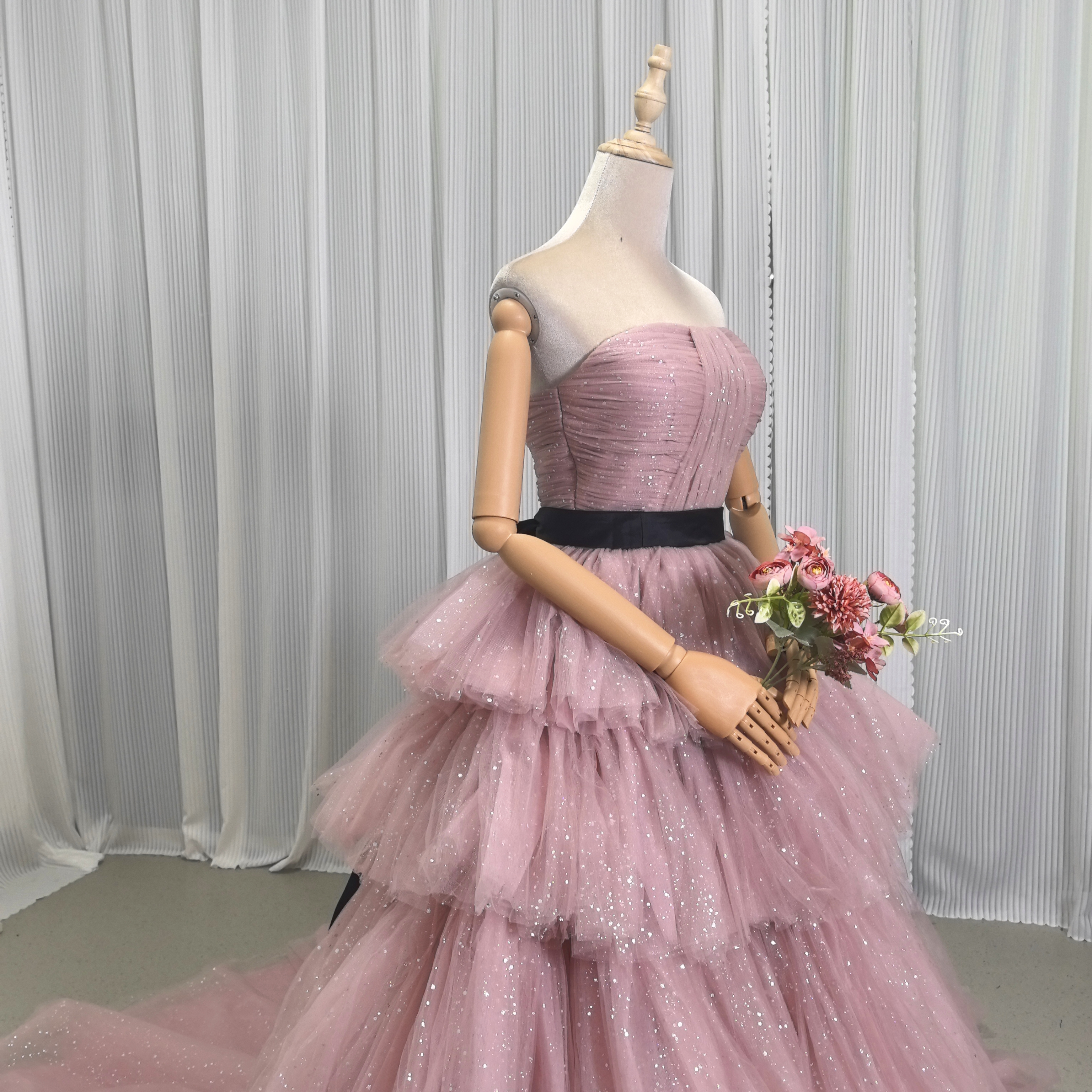 上品！カラードレス ベアトップ ピンク キラキラチュール ベルト 結婚式 ティアードのドレス 花嫁