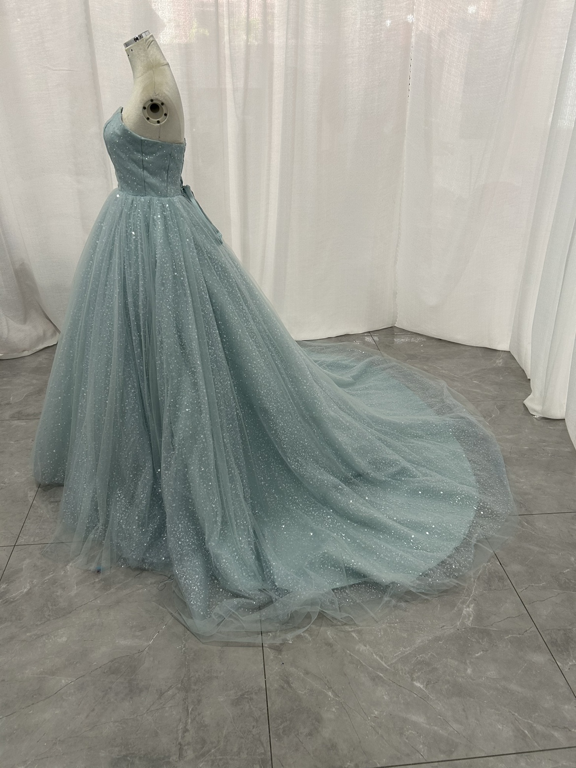 カラードレス ライトブルー ベアトップ キラキラチュール パフスリーブ ふわふわドレス 華やかなトレーン 二次会