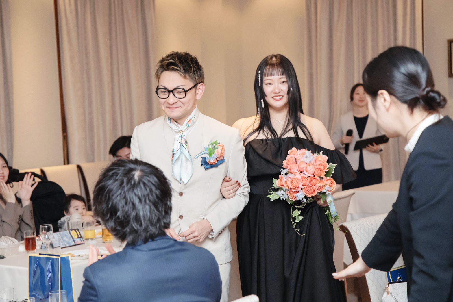 実例写真！パーティードレス ブラック オフショルダー ロングトレーン 高級イタリアサテン 花嫁 前撮り